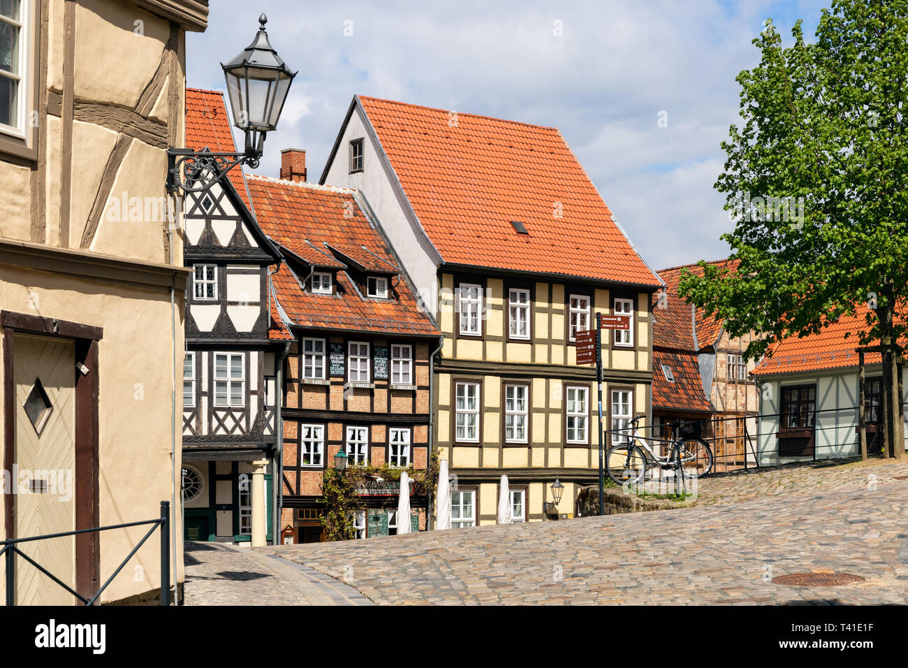 QUEDLINBURG, ALLEMAGNE - Apr 26, 2018 Historique : ossature bois dans la ville médiévale Quedlinburg, au nord de l'Harz. La Saxe-Anhalt, Allemand Banque D'Images