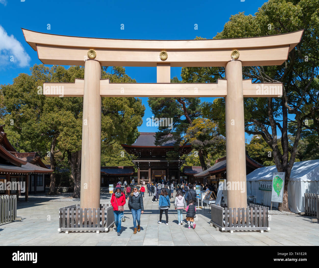 De torii à l'entrée de Temple de Meiji (Meiji-jingu), Tokyo, Japon Banque D'Images