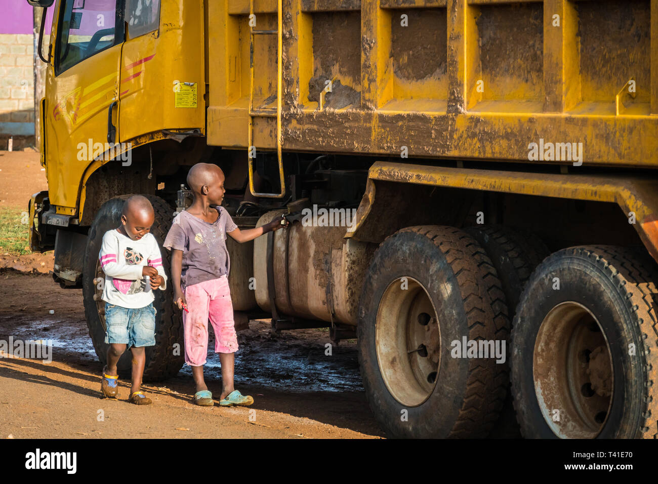 Près de Kisumu, Kenya - 8 mars, 2019 - les enfants de marcher sur le bord de la route Banque D'Images