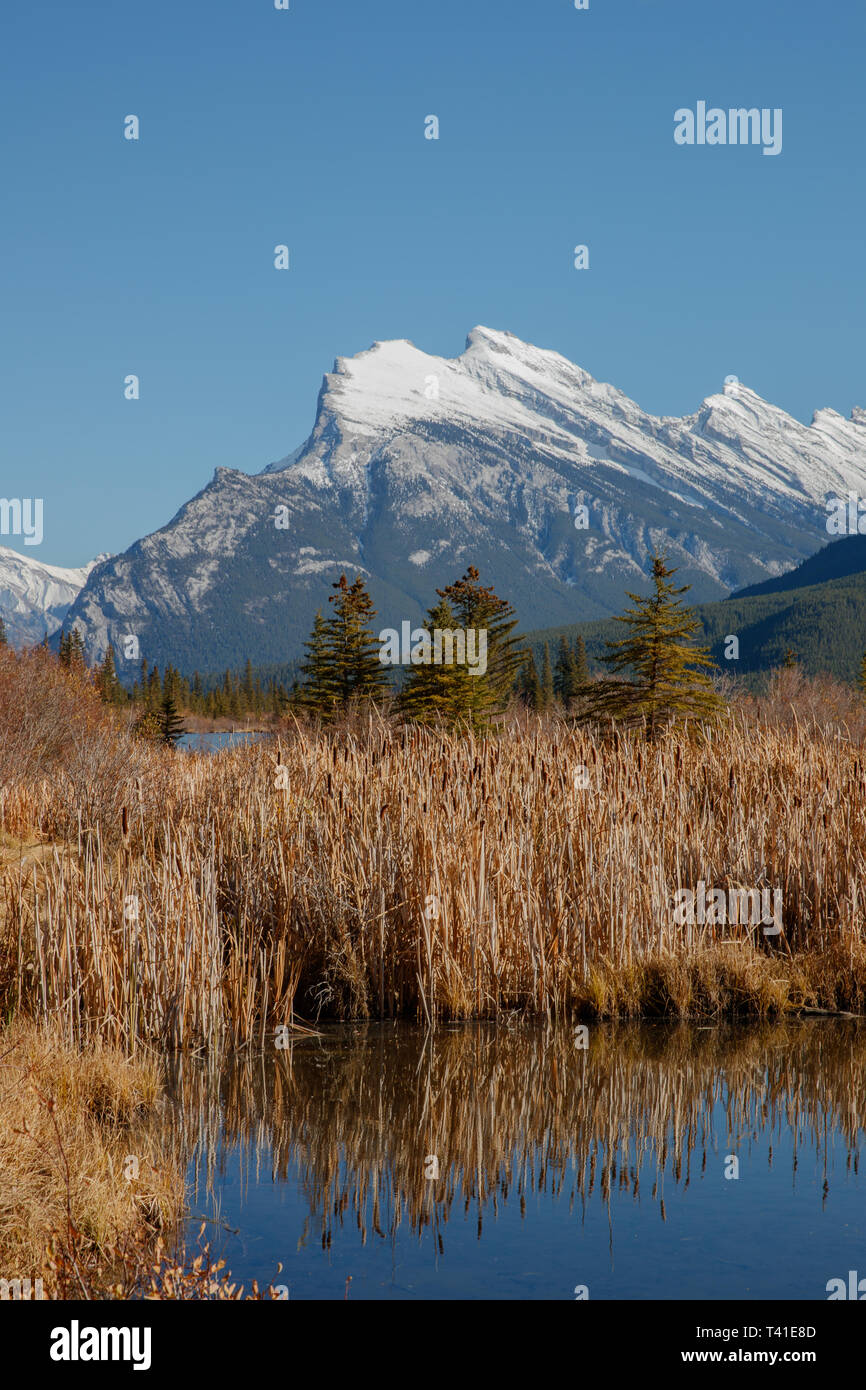 Les lacs Vermilion et le mont Rundle à Banff, Alberta, Canada Banque D'Images