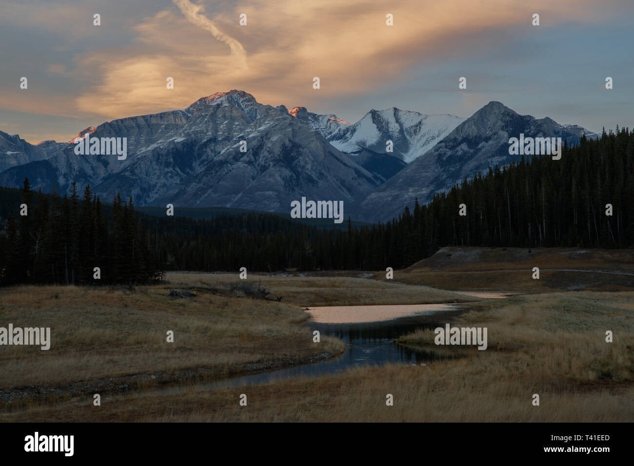 Mont Astley surplombant le lac Minnewanka à Banff, Alberta, Canada Banque D'Images