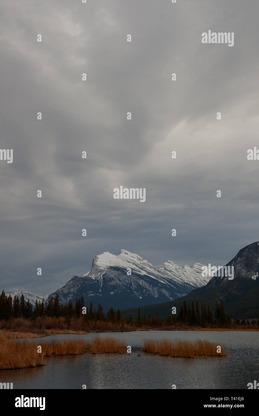 Les lacs Vermilion et le mont Rundle à Banff, Alberta, Canada Banque D'Images