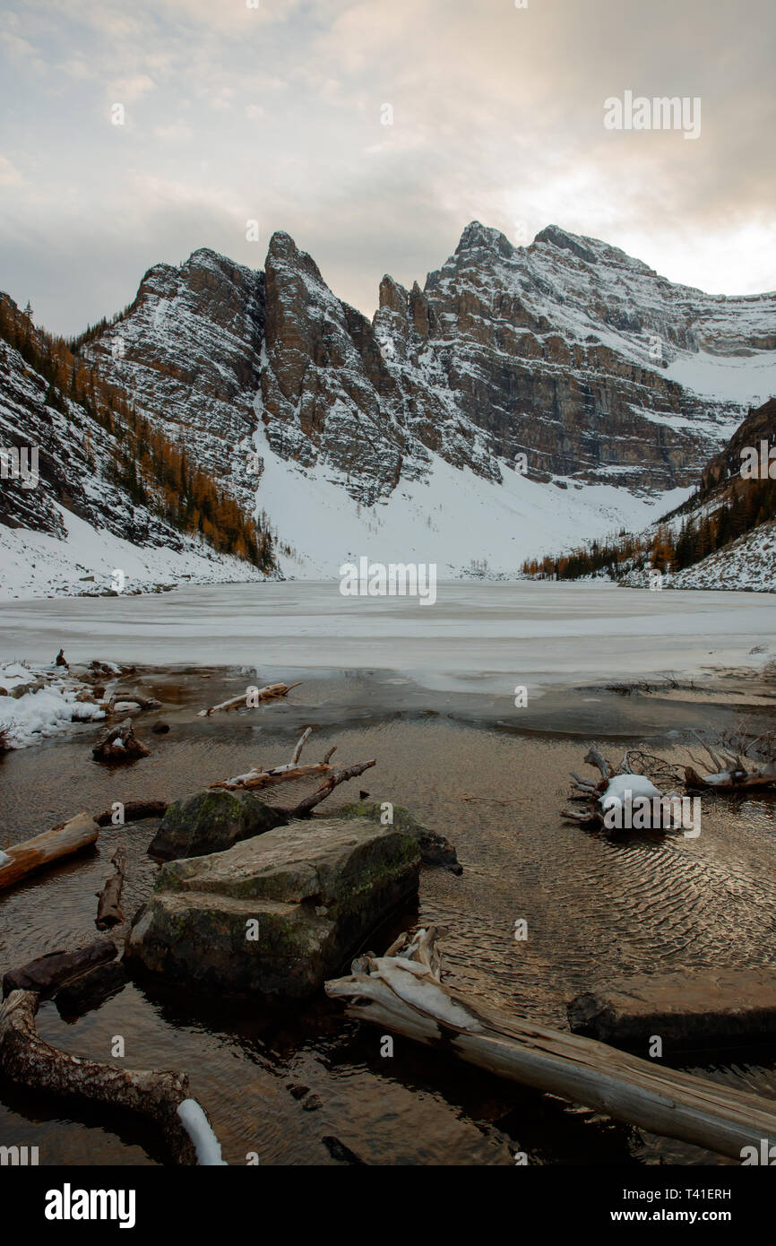 Mont Whyte et le mont Niblock par Lake Agnes à Lake Louise Banque D'Images