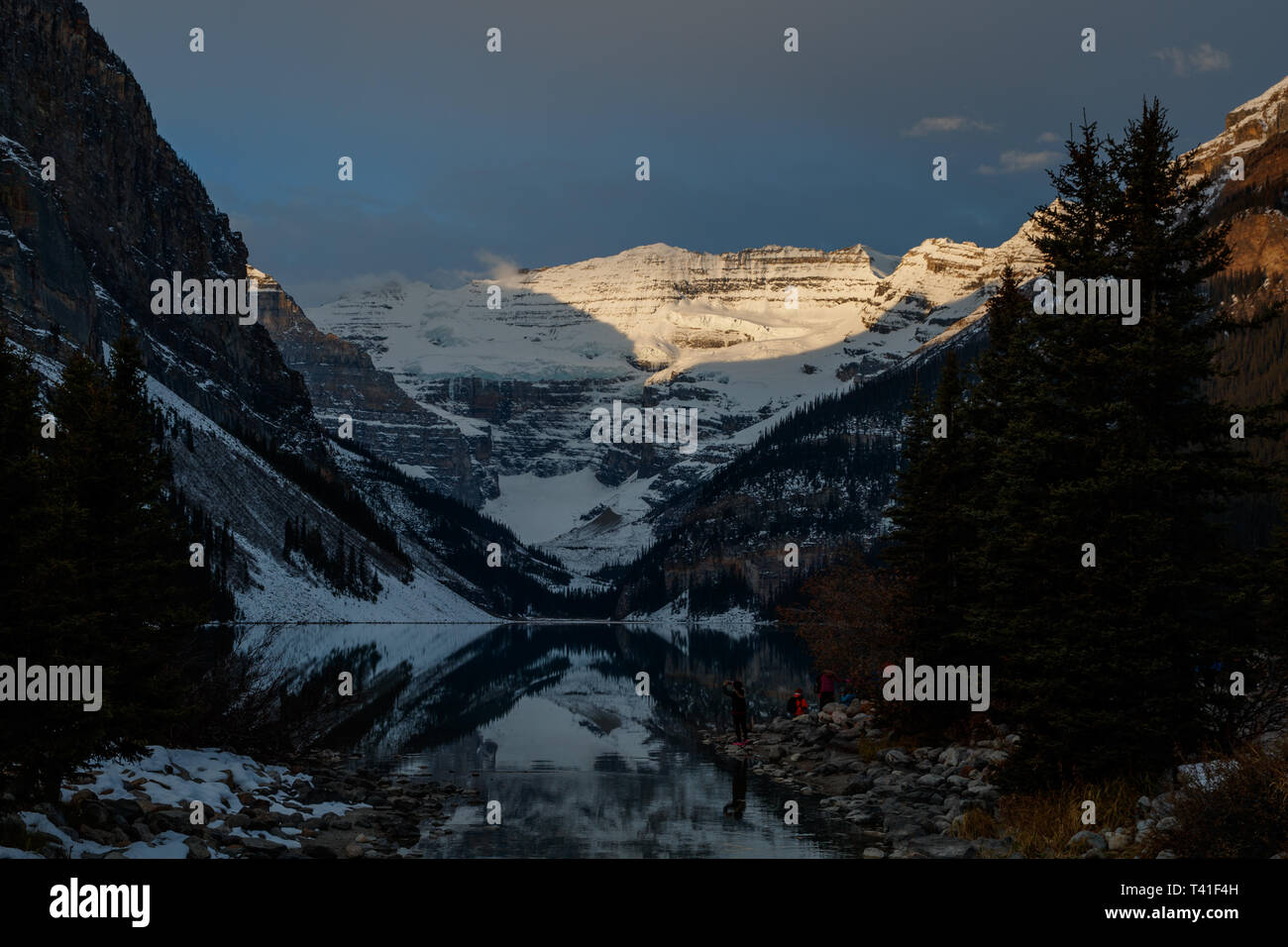 Le lever du soleil sur le mont Victoria et le Mont Fairview par Lake Louise, Banff National Park, Canada Banque D'Images