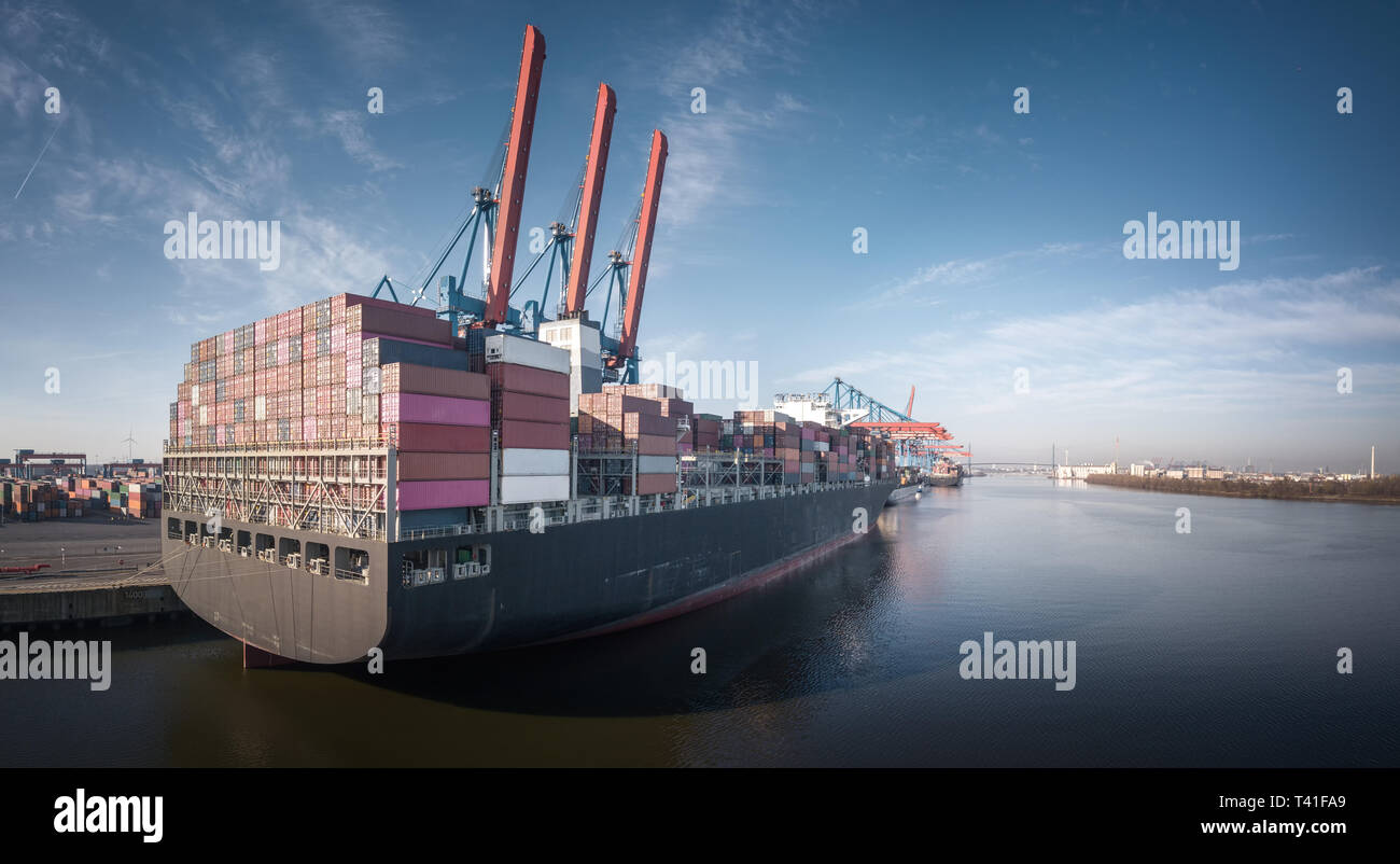 Vue aérienne d'un terminal dans le port de Hambourg par temps ensoleillé Banque D'Images