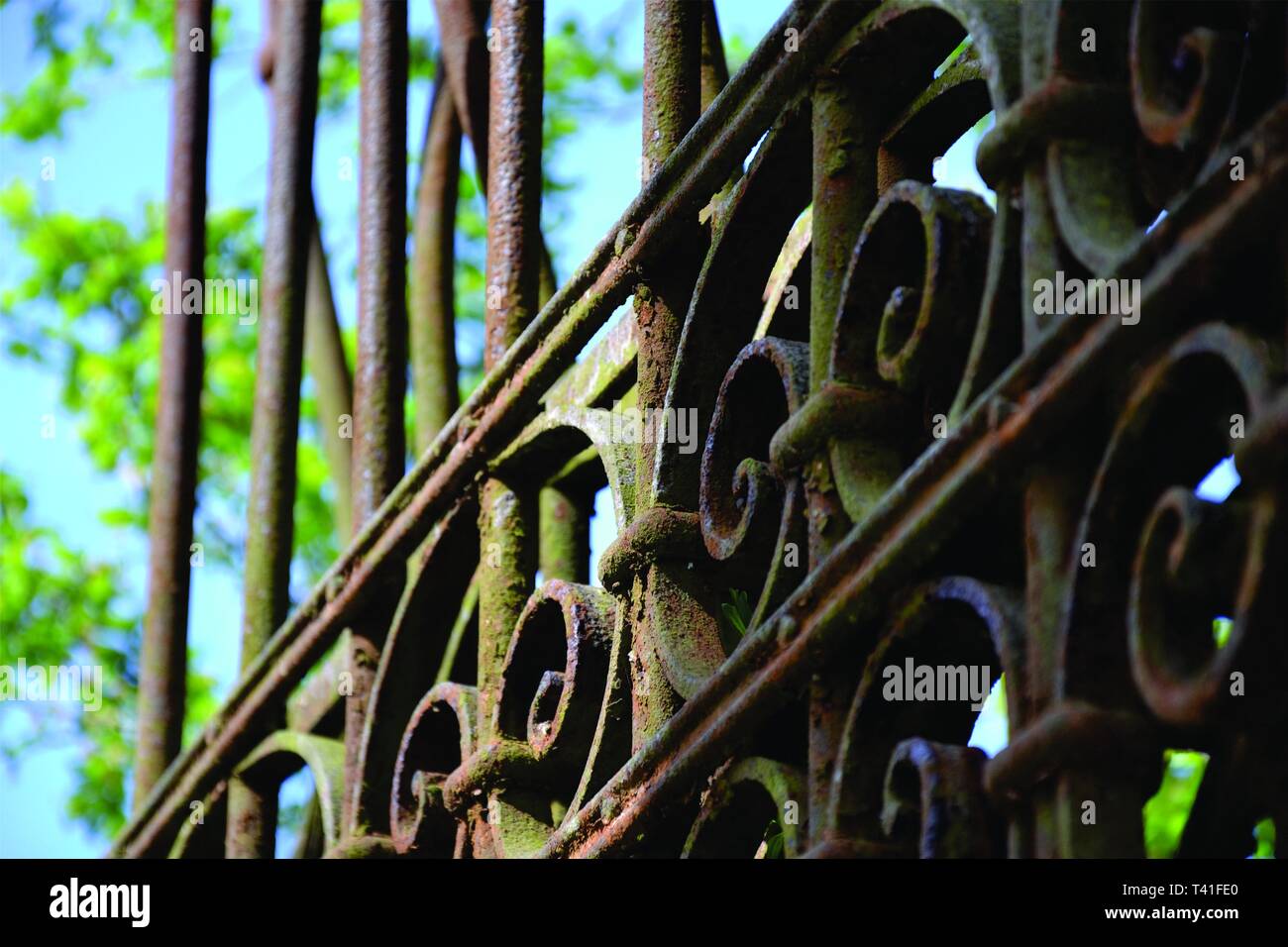 Porte en fer sur une vieille maison en ruine, Banque D'Images