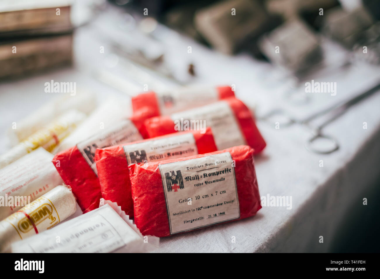 Deux anciens paquets de bandage médical fois Wehrmacht allemande de la Seconde Guerre mondiale. WW2 WWII. Banque D'Images