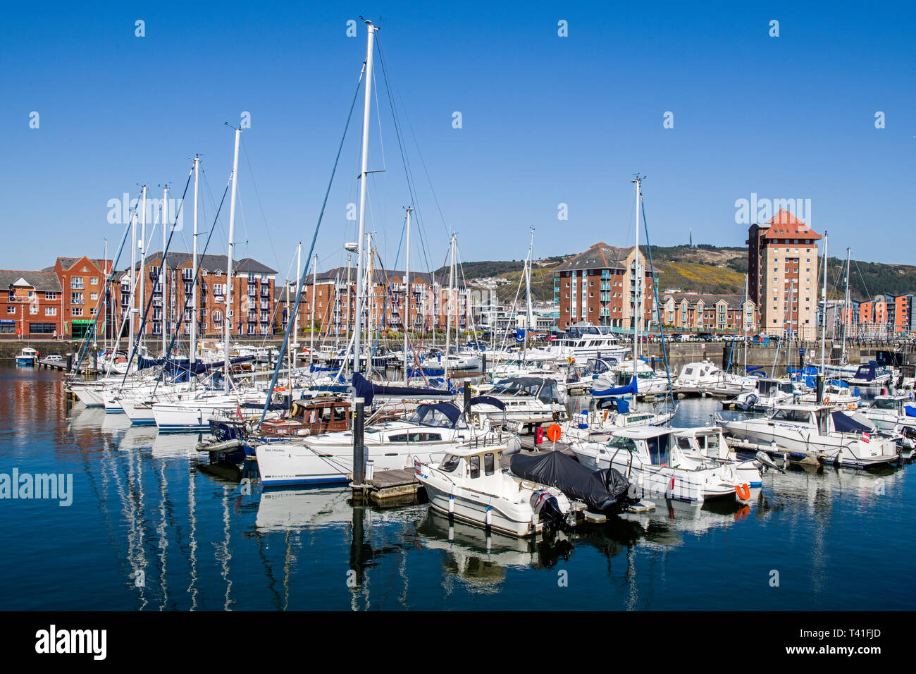 Port de plaisance de Swansea Swansea au Pays de Galles du Sud sur une journée de printemps ensoleillée, Galles du sud.C'est la récupérer et régénérée Swansea, une fois qu'un des quais du port très occupé. Banque D'Images