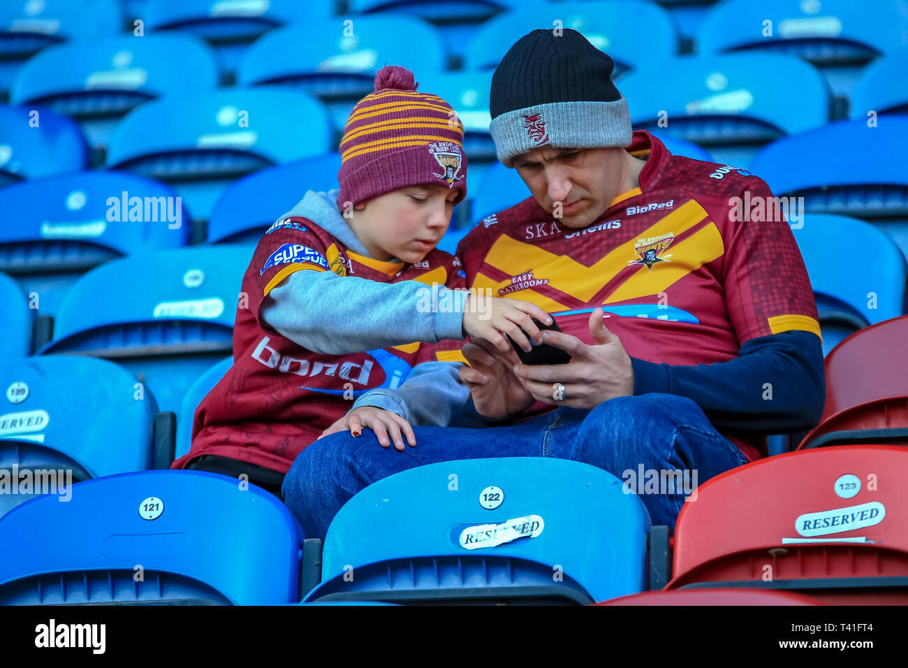 11 AVRIL 2019 , John Smiths Stadium, Huddersfield, Angleterre ; Betfred Super League, Round 10, Huddersfield Giants vs Castleford Tigers ; Lad et son père au début de la game credit Craig Milner/News Images Banque D'Images