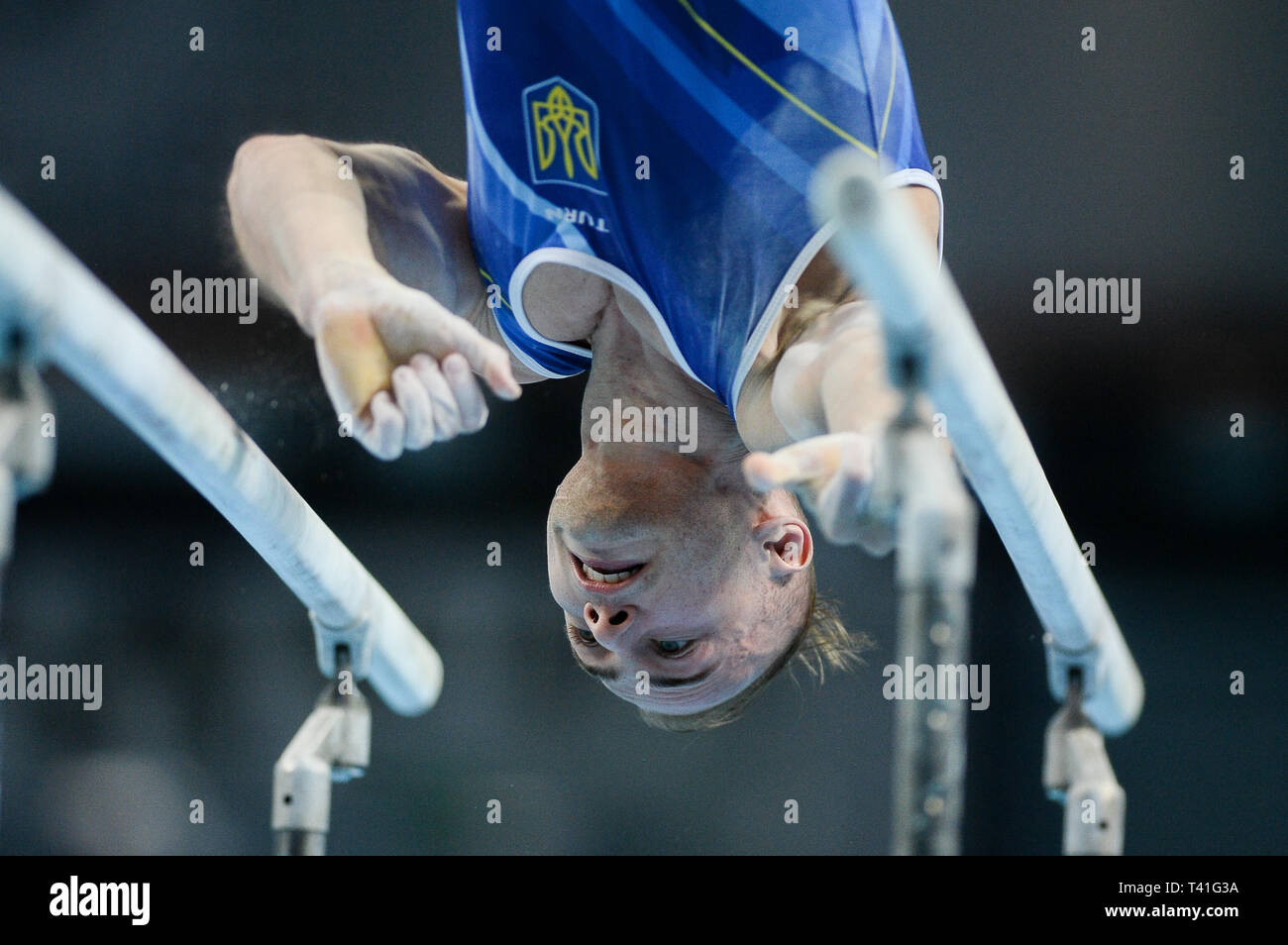 Pakhniuk Petro de Ukraine vu en action sur les barres parallèles durant la Finale du Concours Général Hommes 8ème Championnat d'Europe en gymnastique artistique. (Jour 3) Banque D'Images