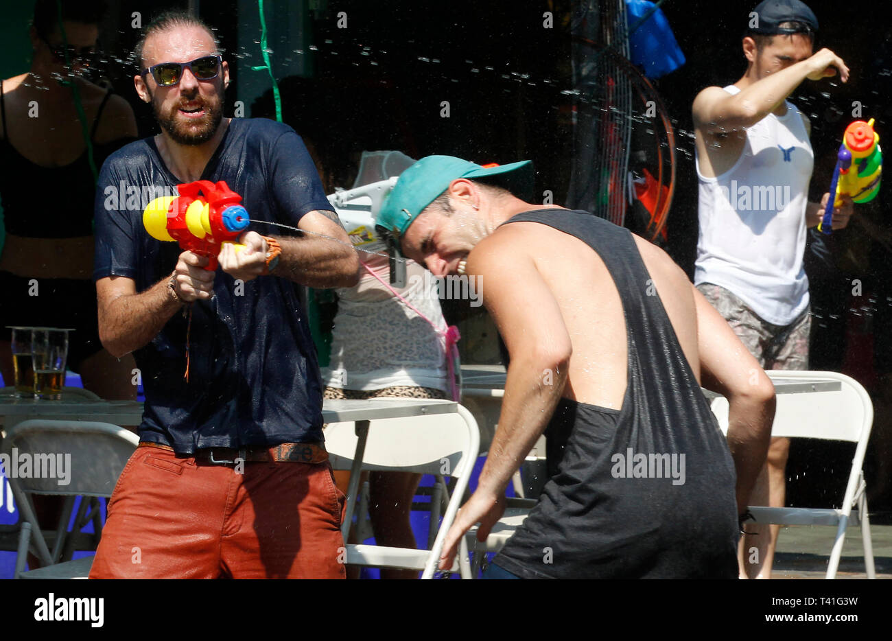 Vu les touristes à l'aide de pistolets à eau pendant le festival. Le Songkran festival, également connu sous le nom de la fête de l'eau, marque le début de la Thaïlande est le Nouvel An traditionnel et que l'on croit pour laver la malchance. Banque D'Images