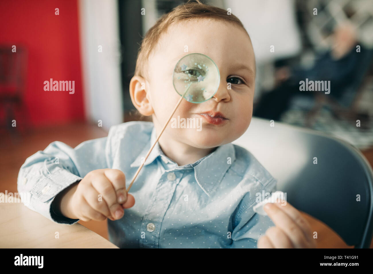 Portrait de bébé garçon avec une sucette à la main. Banque D'Images