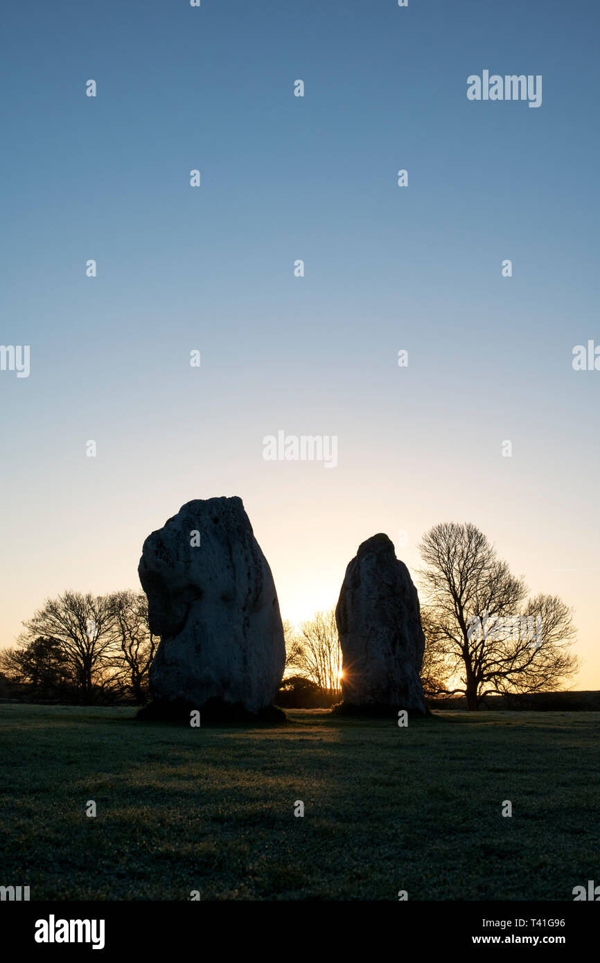 Avebury Stone Circle au printemps au lever du soleil. Avebury, Wiltshire, Angleterre. Silhouette Banque D'Images