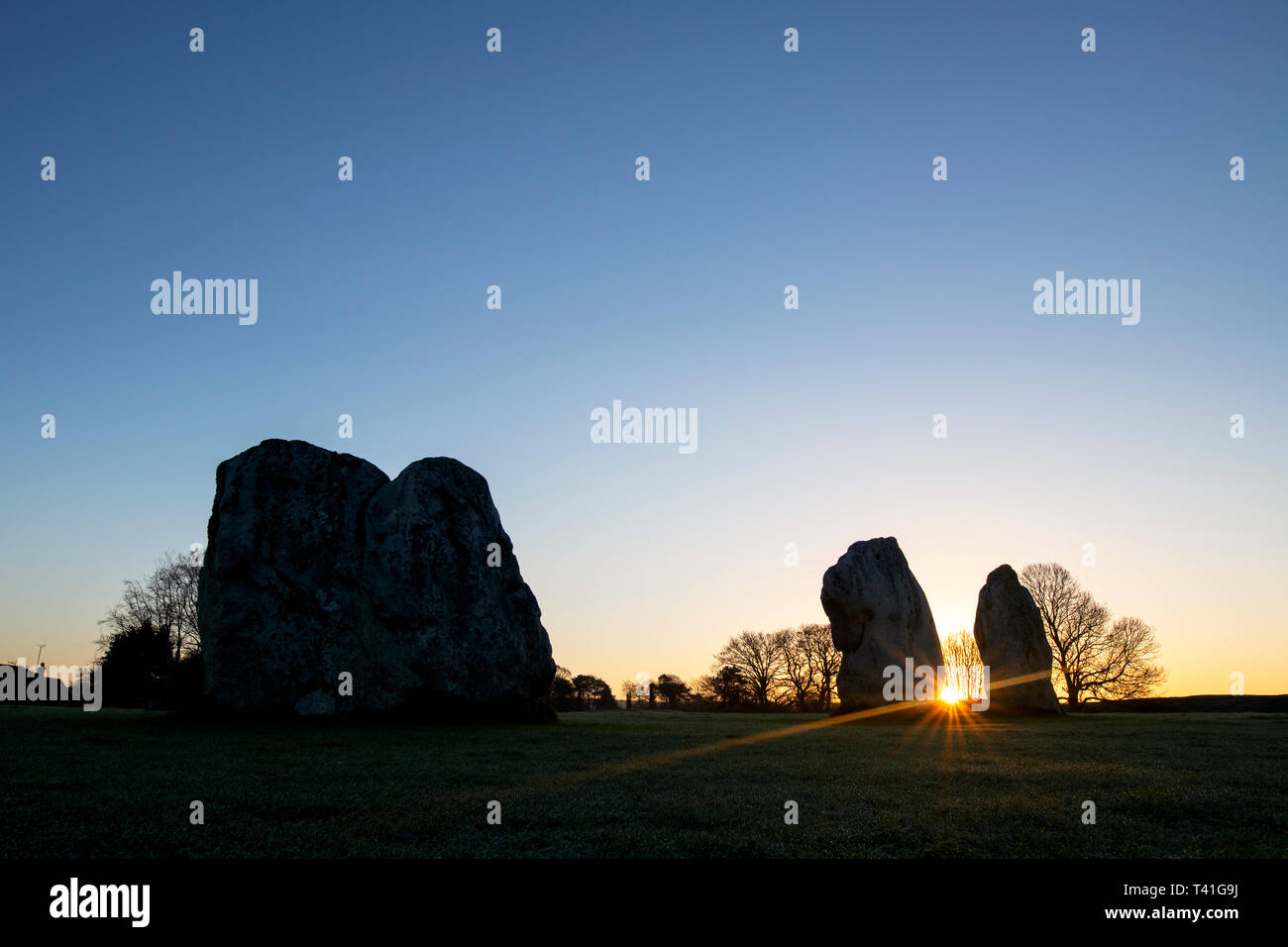 Avebury Stone Circle au printemps au lever du soleil. Avebury, Wiltshire, Angleterre. Silhouette Banque D'Images