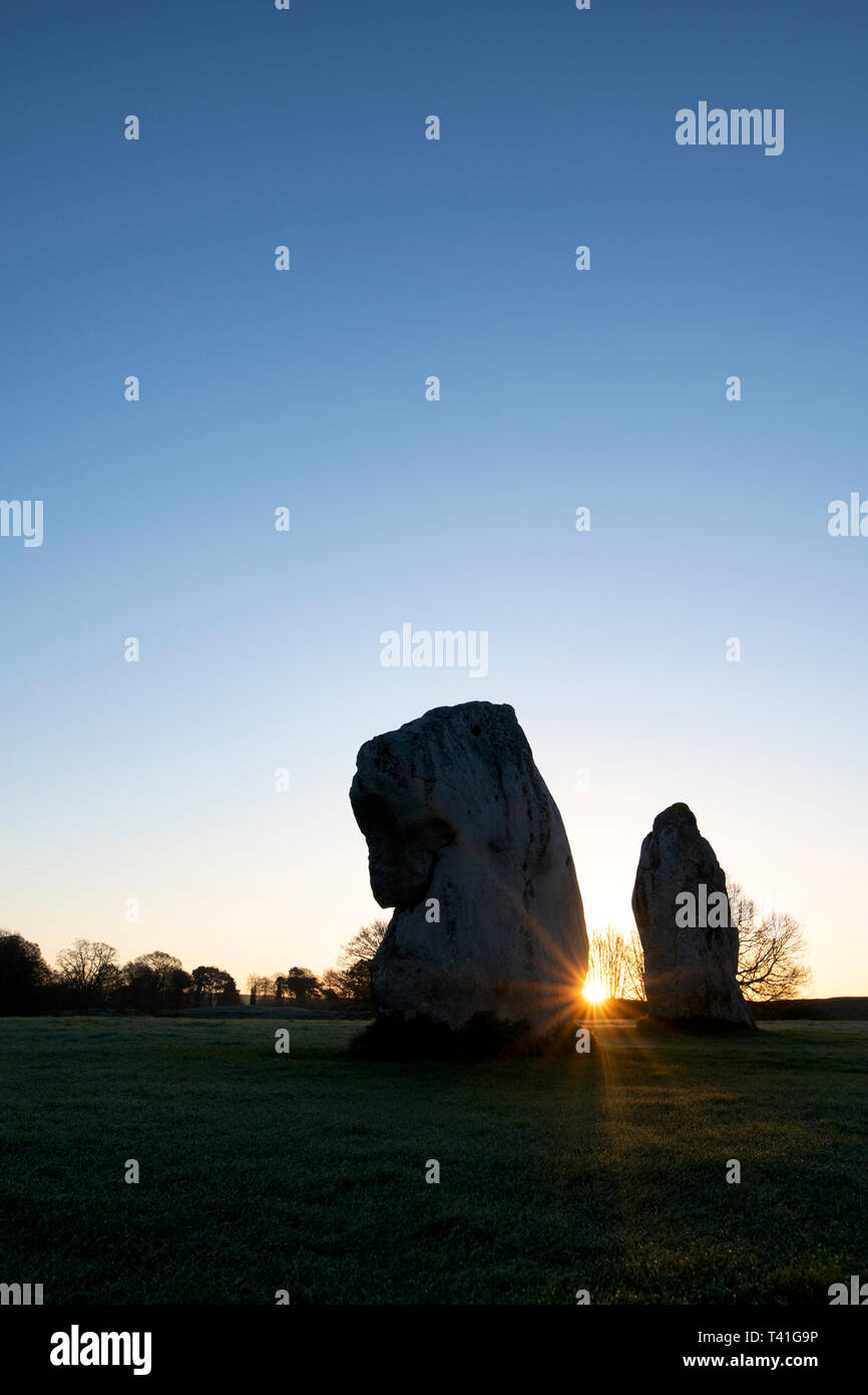 Avebury Stone Circle au printemps au lever du soleil. Avebury, Wiltshire, Angleterre. Silhouette Banque D'Images