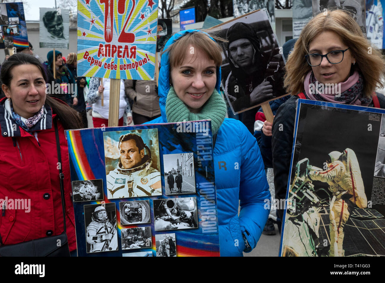 Moscou, Russie. 12 Apr 2019.Les participants de la marche en l'honneur de l'astronautique et journée festival 'c'est le temps de l'espace" sur l'allée centrale de VDNKh Banque D'Images