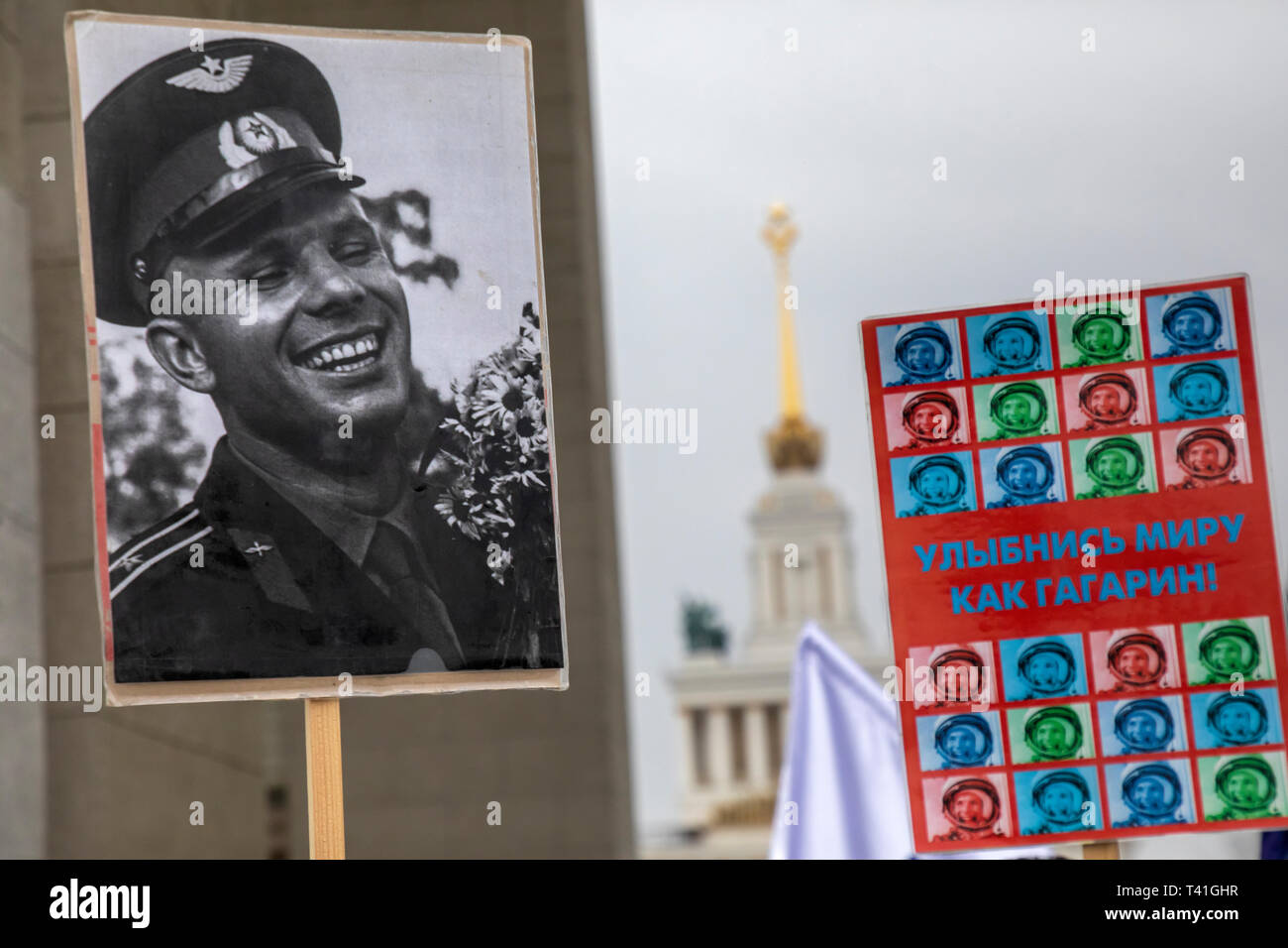 Moscou, Russie. 12 Apr 2019.Les participants de la marche en l'honneur de l'astronautique et journée festival 'c'est le temps de l'espace" sur l'allée centrale de VDNKh Banque D'Images