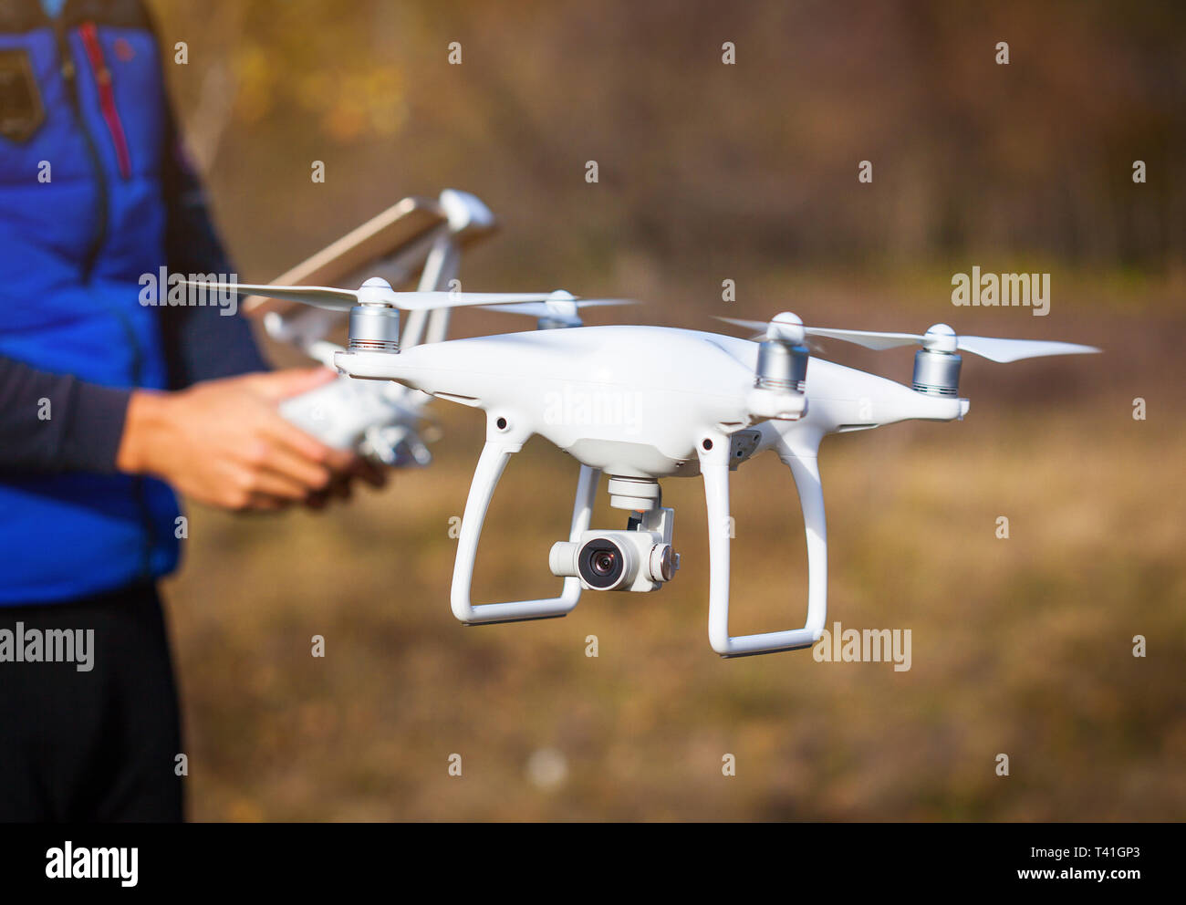 Drone d'exploitation homme battant par commande à distance dans le parc Banque D'Images