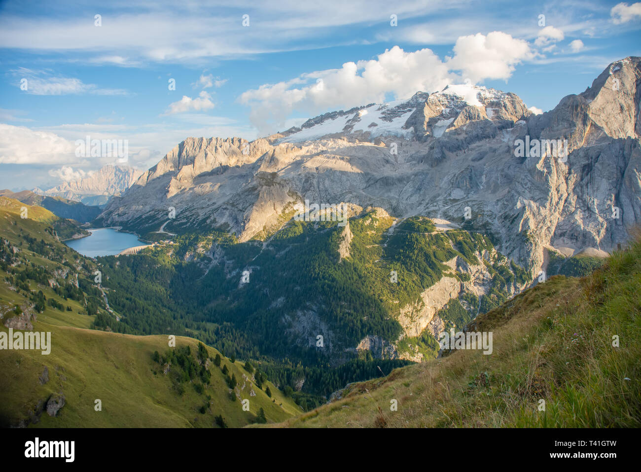 La montagne et lac Marmolada col Fedaia. Marmolada est la plus haute montagne des Dolomites, située au nord-est de l'Italie. Banque D'Images
