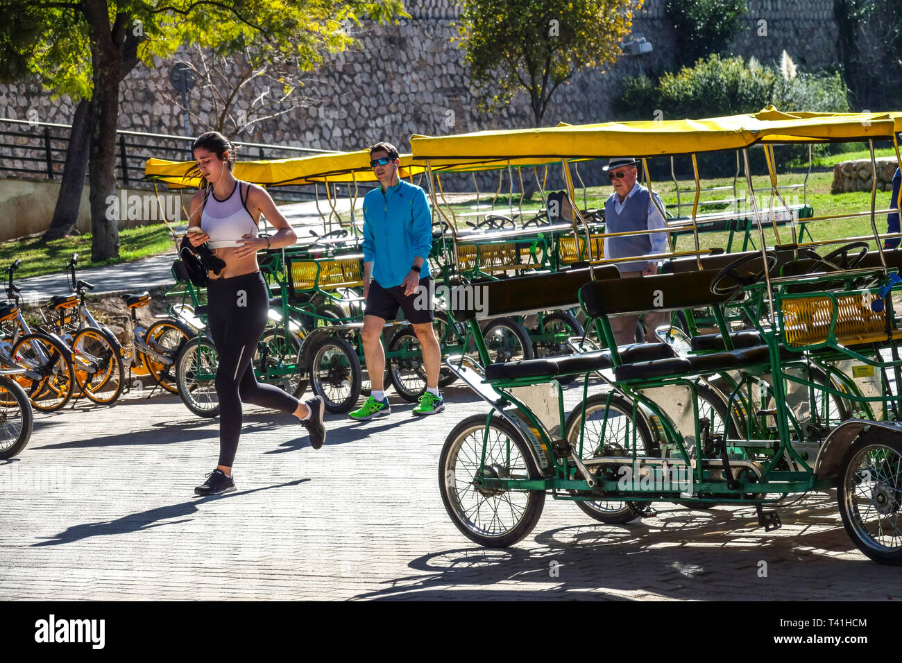 Valencia Turia Park Gardens, vélo à quatre roues Espagne vélos, vélos Qudracycle à Valence femme course Banque D'Images