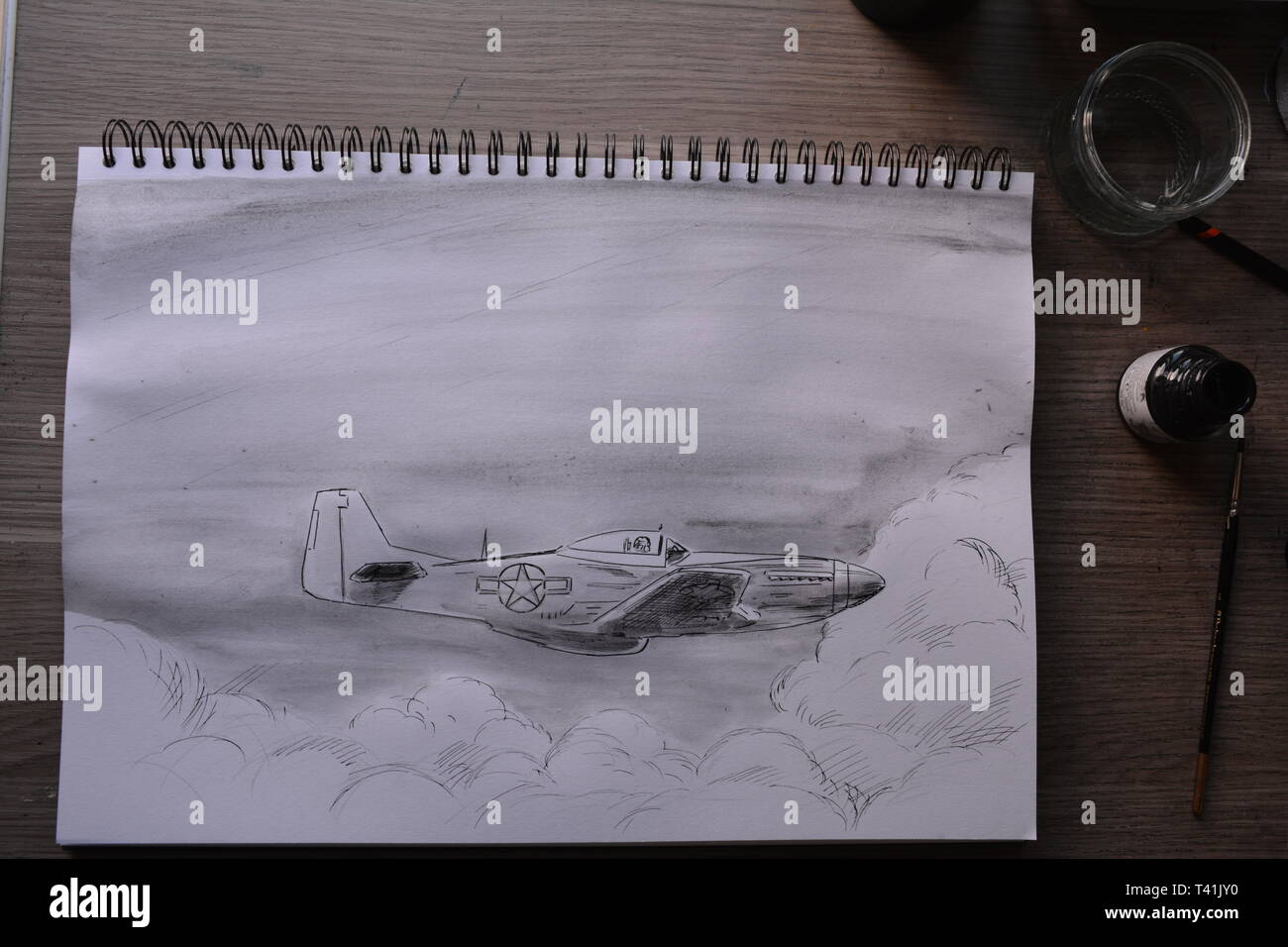 Sketchbook dessin dans étapes de P 51 Mustang . Crayon, Stylo et encre et lavis à l'encre. Banque D'Images