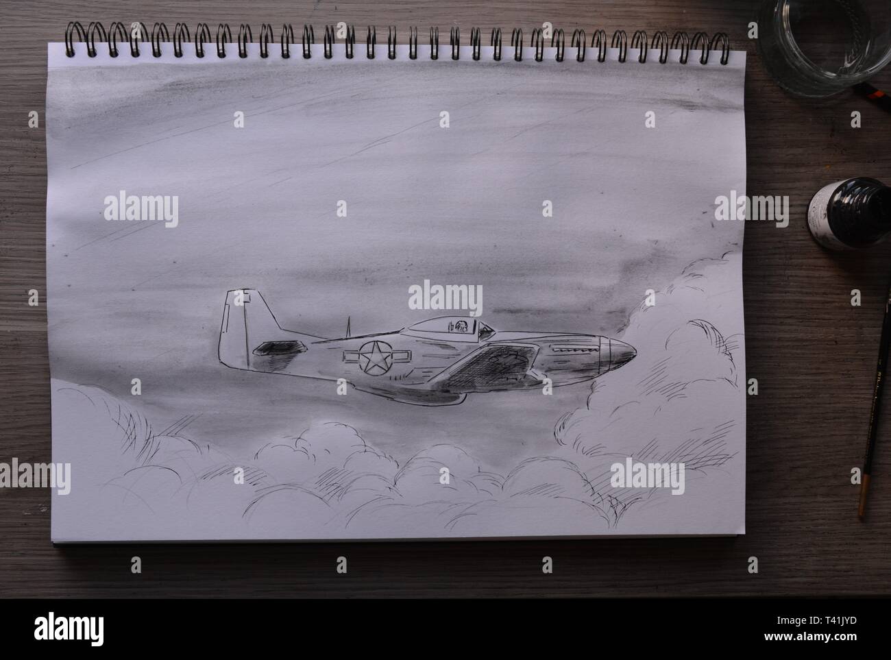 Sketchbook dessin dans étapes de P 51 Mustang . Crayon, Stylo et encre et lavis à l'encre. Banque D'Images