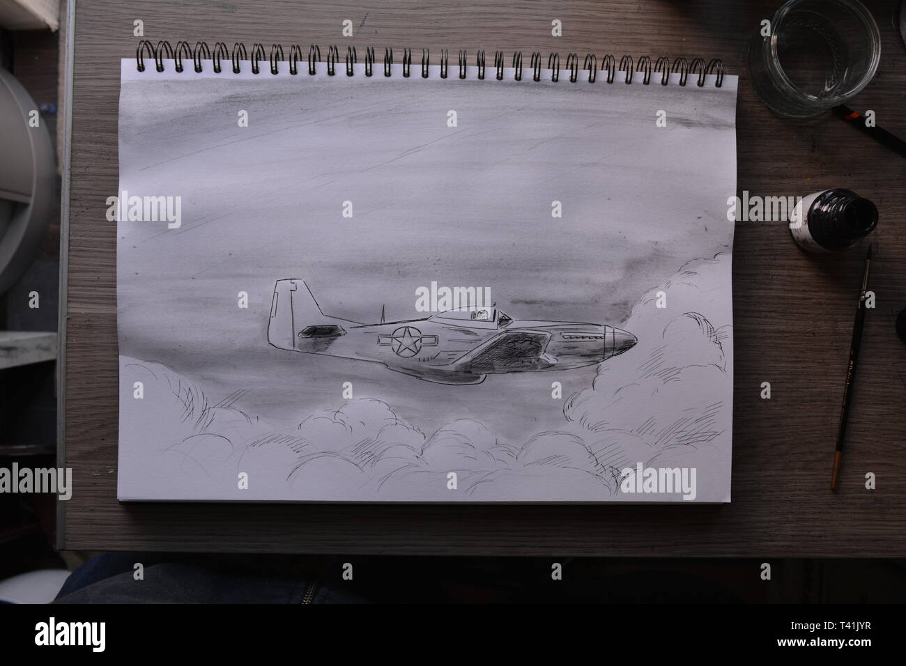 Sketchbook dessin dans étapes de P 51 Mustang . Crayon, Stylo et encre et lavis à l'encre. Banque D'Images
