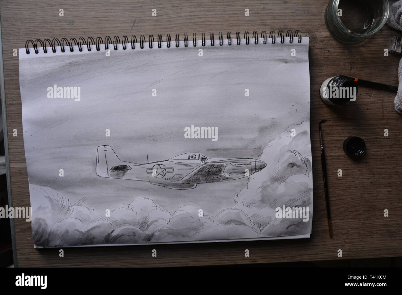 Sketchbook dessin dans étapes de P 51 Mustang . Crayon, Stylo et encre et lavis à l'encre. Banque D'Images