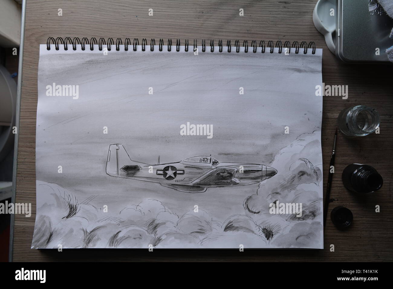 Sketchbook dessin dans étapes de P 51 Mustang . Crayon, Stylo et encre et lavis à l'encre. Banque D'Images