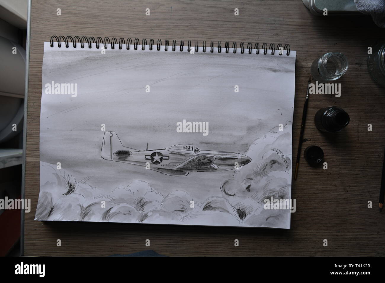 Sketchbook dessin dans étapes de P 51 Mustang . Crayon, Stylo et encre et lavis à l'encre. Banque D'Images