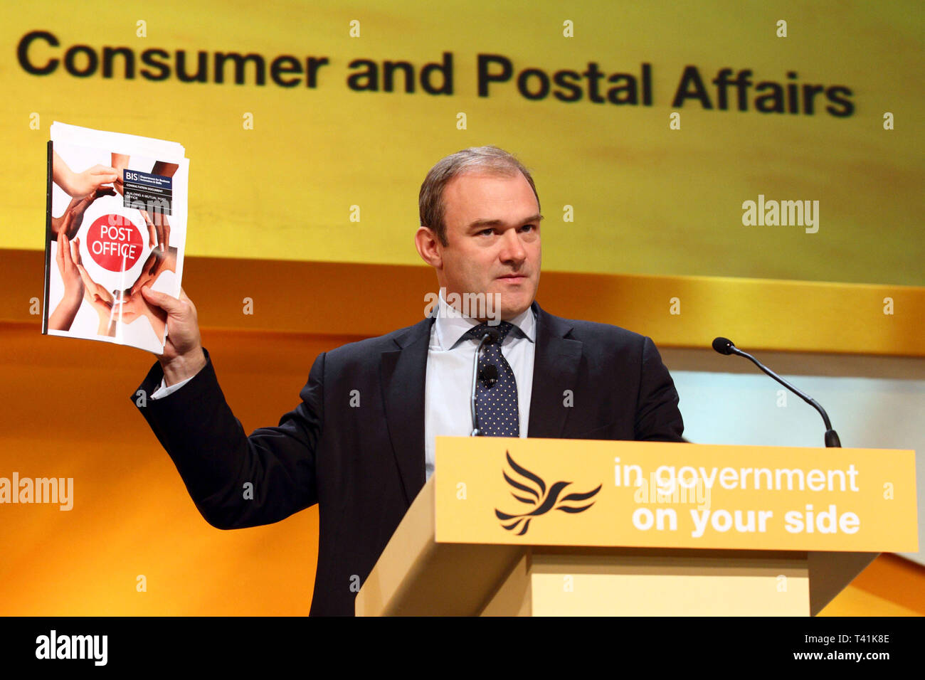 Edward Davey, député fédéral, tient un document de la poste lors de son discours à la conférence des libéraux démocrates. Birmingham. 19 septembre 2011. Banque D'Images
