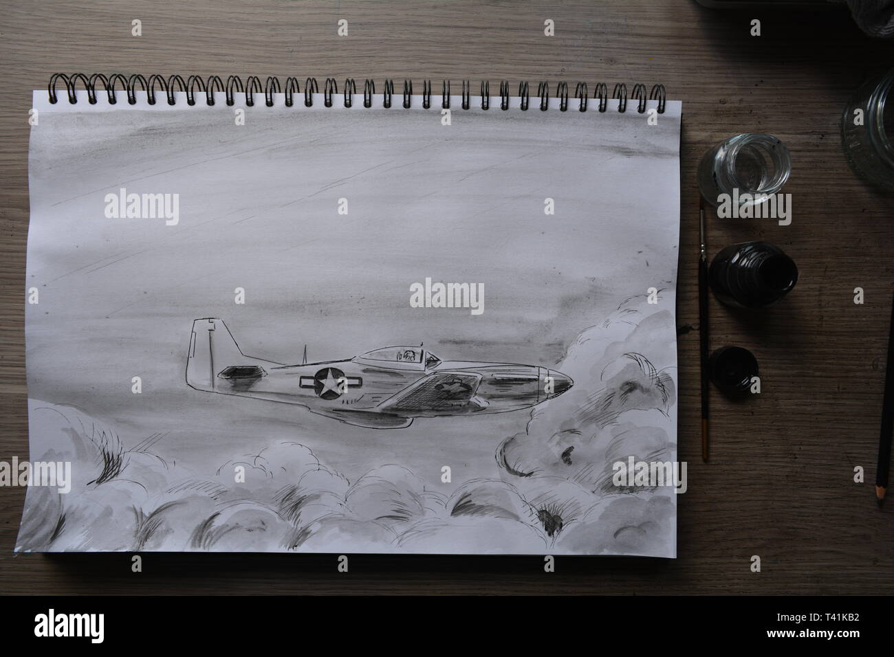 Sketchbook dessin dans étapes de P 51 Mustang . Crayon, Stylo et encre et lavis à l'encre. Banque D'Images