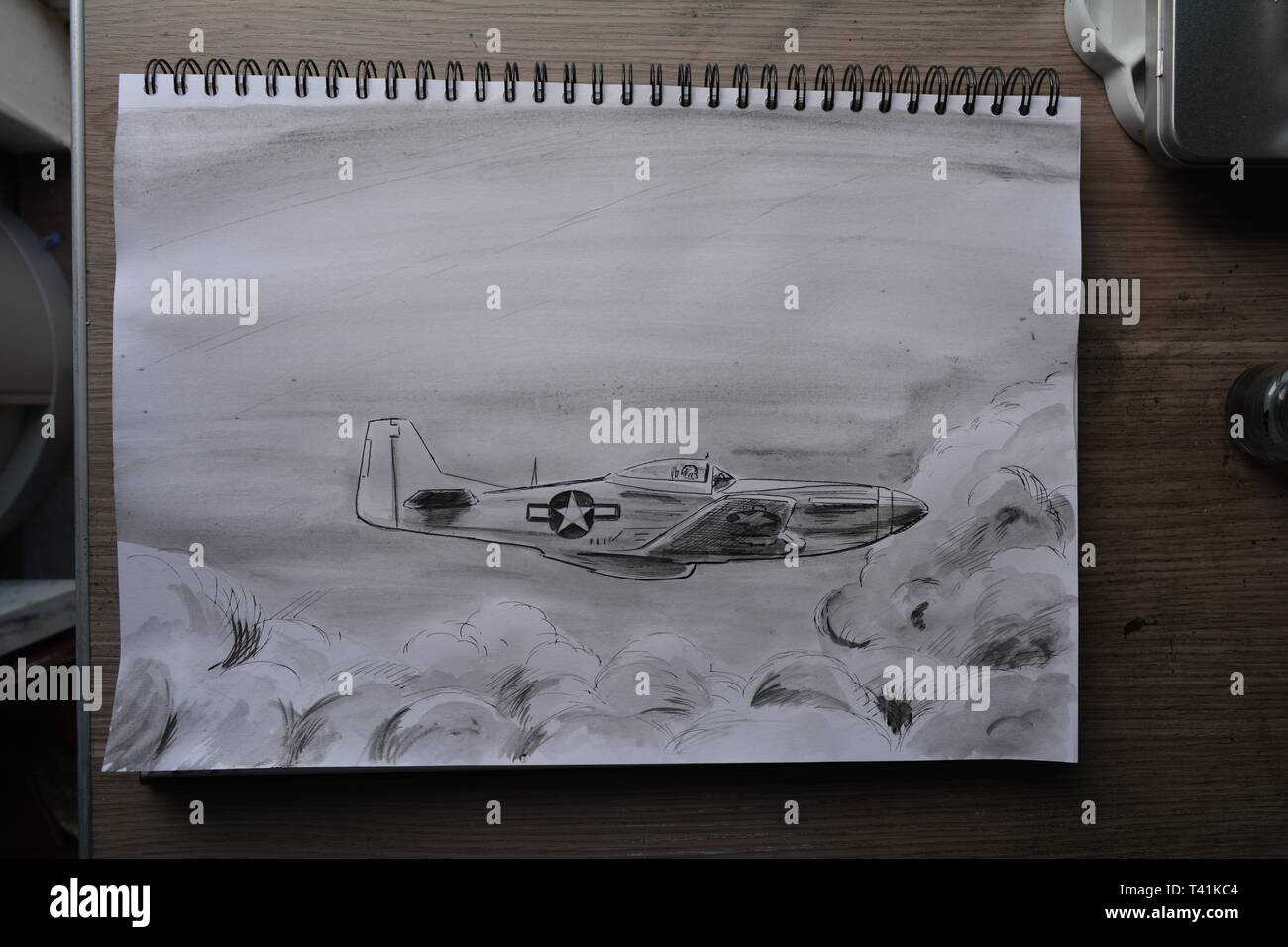 Sketchbook dessin dans étapes de P 51 Mustang . Crayon, Stylo et encre et lavis à l'encre. Banque D'Images
