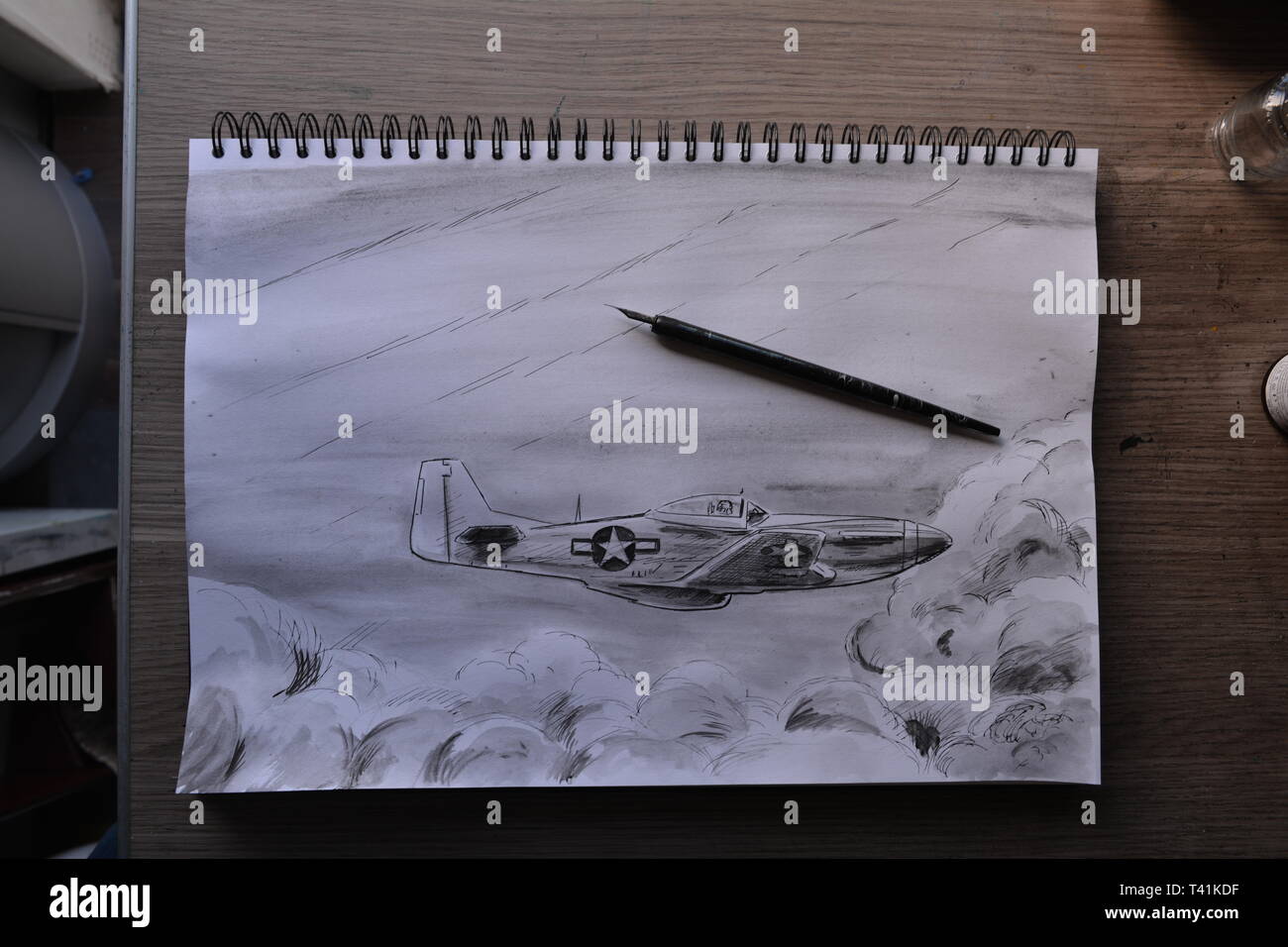 Sketchbook dessin dans étapes de P 51 Mustang . Crayon, Stylo et encre et lavis à l'encre. Banque D'Images
