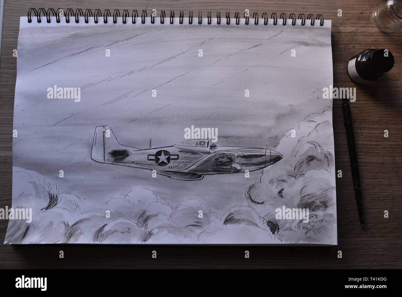 Sketchbook dessin dans étapes de P 51 Mustang . Crayon, Stylo et encre et lavis à l'encre. Banque D'Images