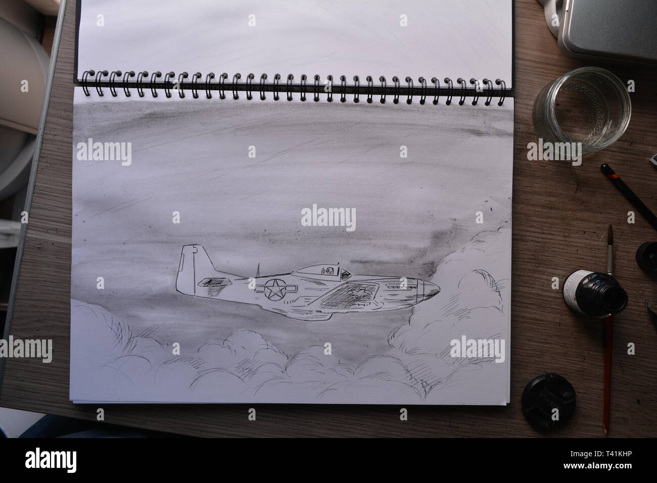 Sketchbook dessin dans étapes de P 51 Mustang . Crayon, Stylo et encre et lavis à l'encre. Banque D'Images