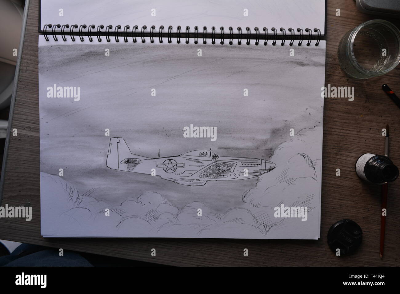 Sketchbook dessin dans étapes de P 51 Mustang . Crayon, Stylo et encre et lavis à l'encre. Banque D'Images