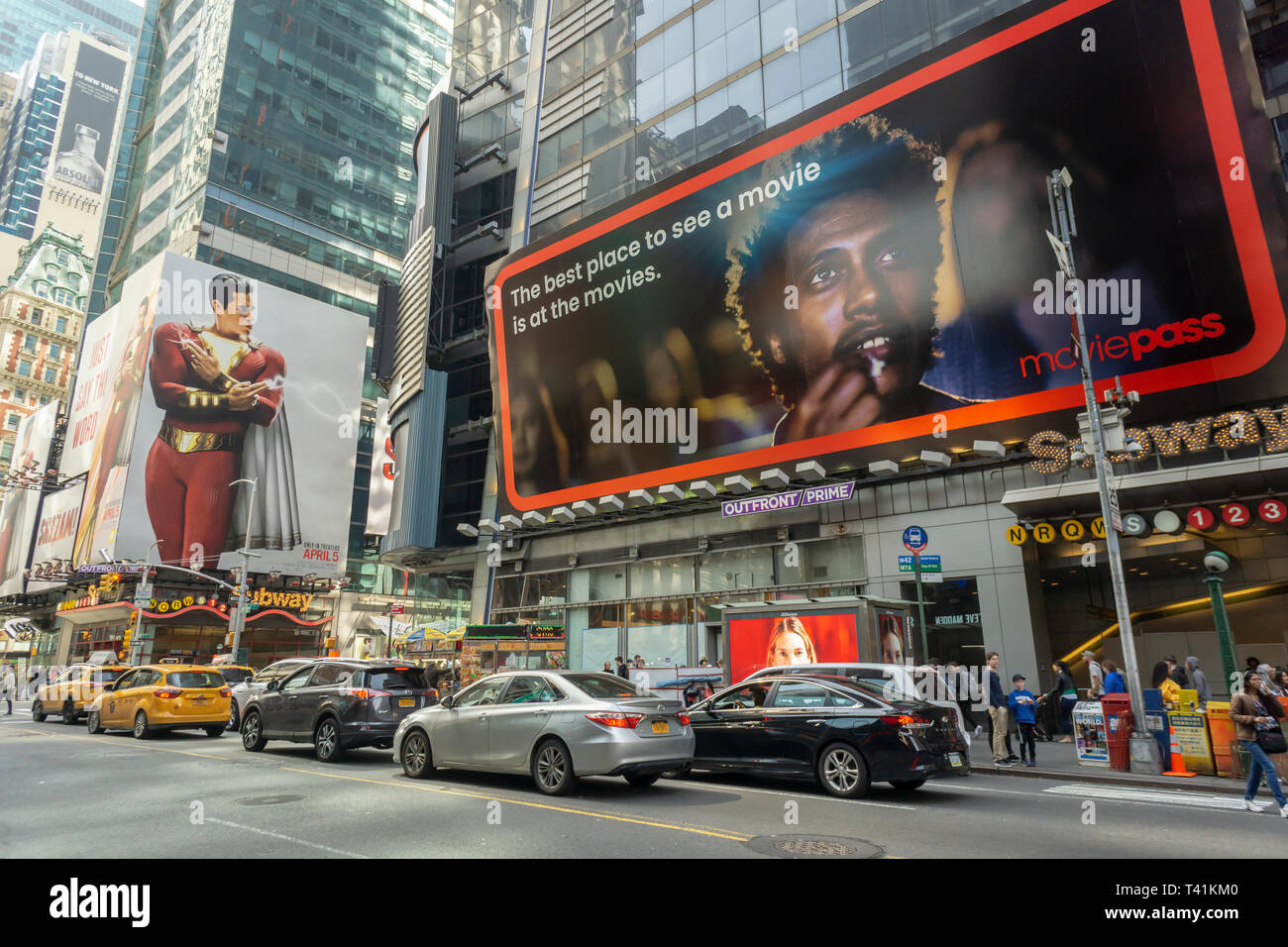 La publicité pour le service de billetterie MoviePass à Times Square à New York le dimanche 7 avril 2019. MoviePass propose un service d'abonnement pour voir les films en salles mais a récemment subi des revers financiers et opérationnels. (© Richard B. Levine) Banque D'Images