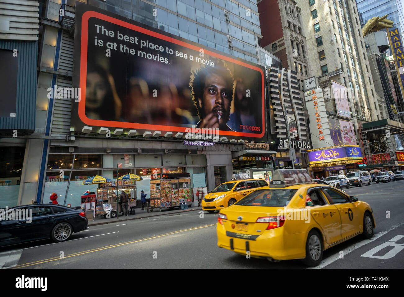 La publicité pour le service de billetterie MoviePass à Times Square à New York le dimanche 7 avril 2019. MoviePass propose un service d'abonnement pour voir les films en salles mais a récemment subi des revers financiers et opérationnels. (© Richard B. Levine) Banque D'Images