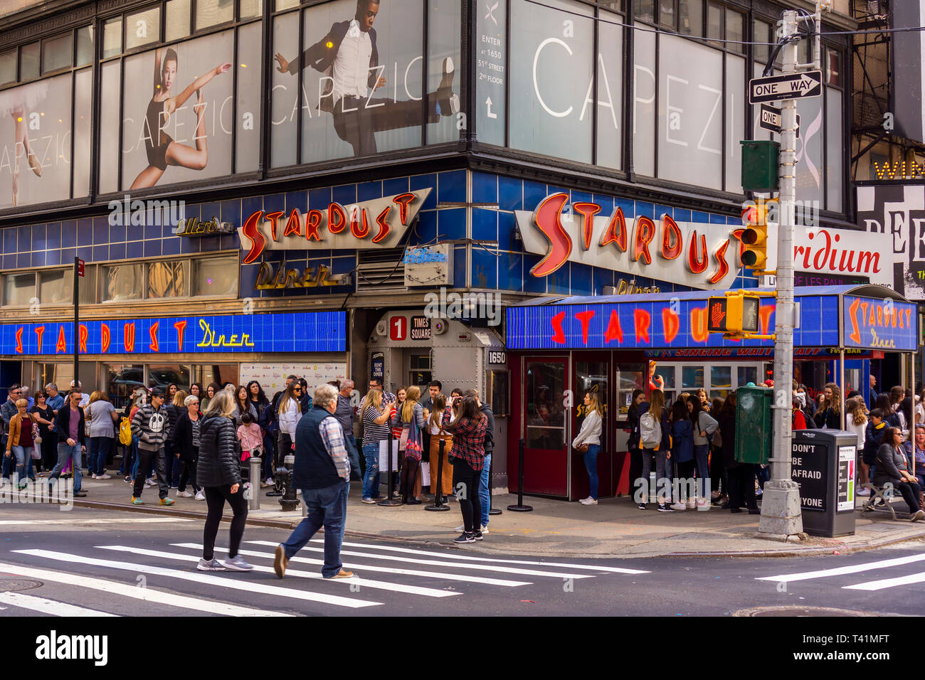 Les touristes jusqu'à la ligne entre Ellen's Stardust Diner le Dimanche, Avril 7, 2019. Le Times Square jouit d'waitpersons chant attraction pour amuser diners.(Â© Richard B. Levine) Banque D'Images