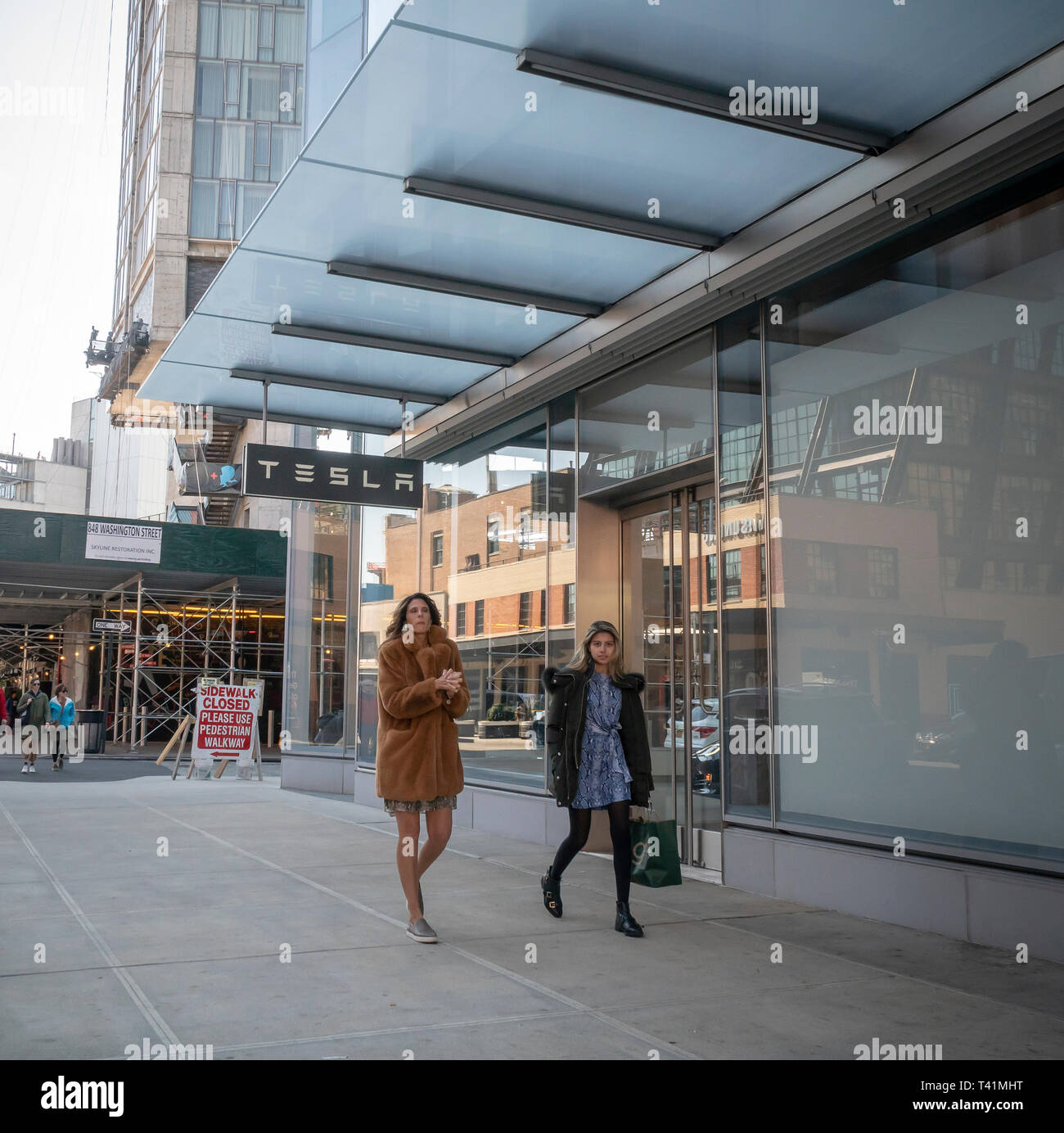 Le Tesla Motors showroom dans le Meatpacking district de New York, le jeudi 4 avril 2019. Un juge américain a donné à Tesla Elon Musk et le chef de la SEC de deux semaines pour régler leurs différends liés à un tweet de Musk de Tesla sur les prévisions de la production. (Â© Richard B. Levine) Banque D'Images