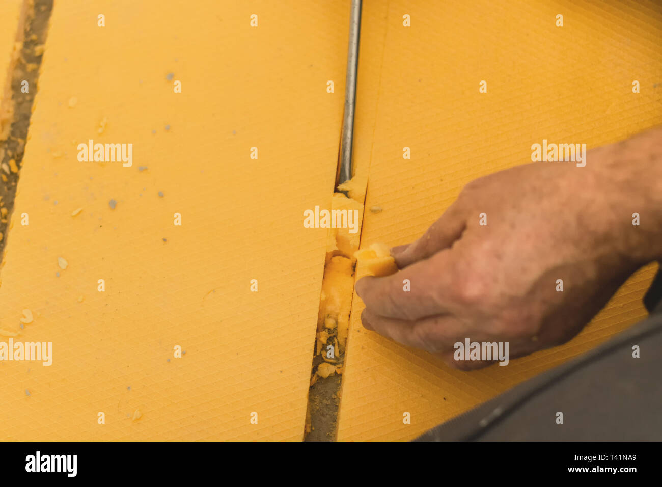 Le creux en mousse rigide jaune marbre en préparation de la pose du chauffage au sol Banque D'Images