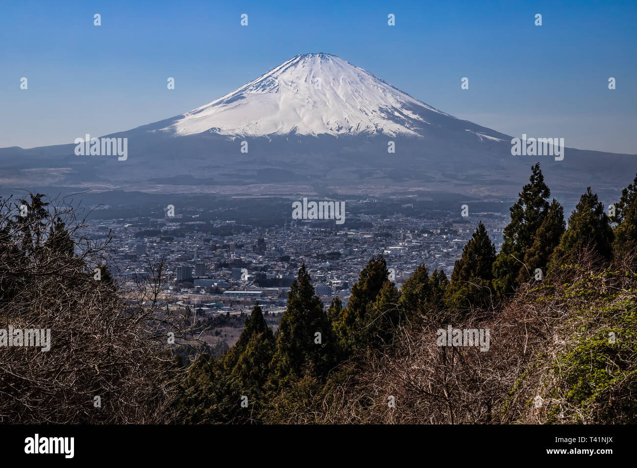 La ville de Gotemba, du Japon avec le Mont Fuji en arrière-plan. Banque D'Images