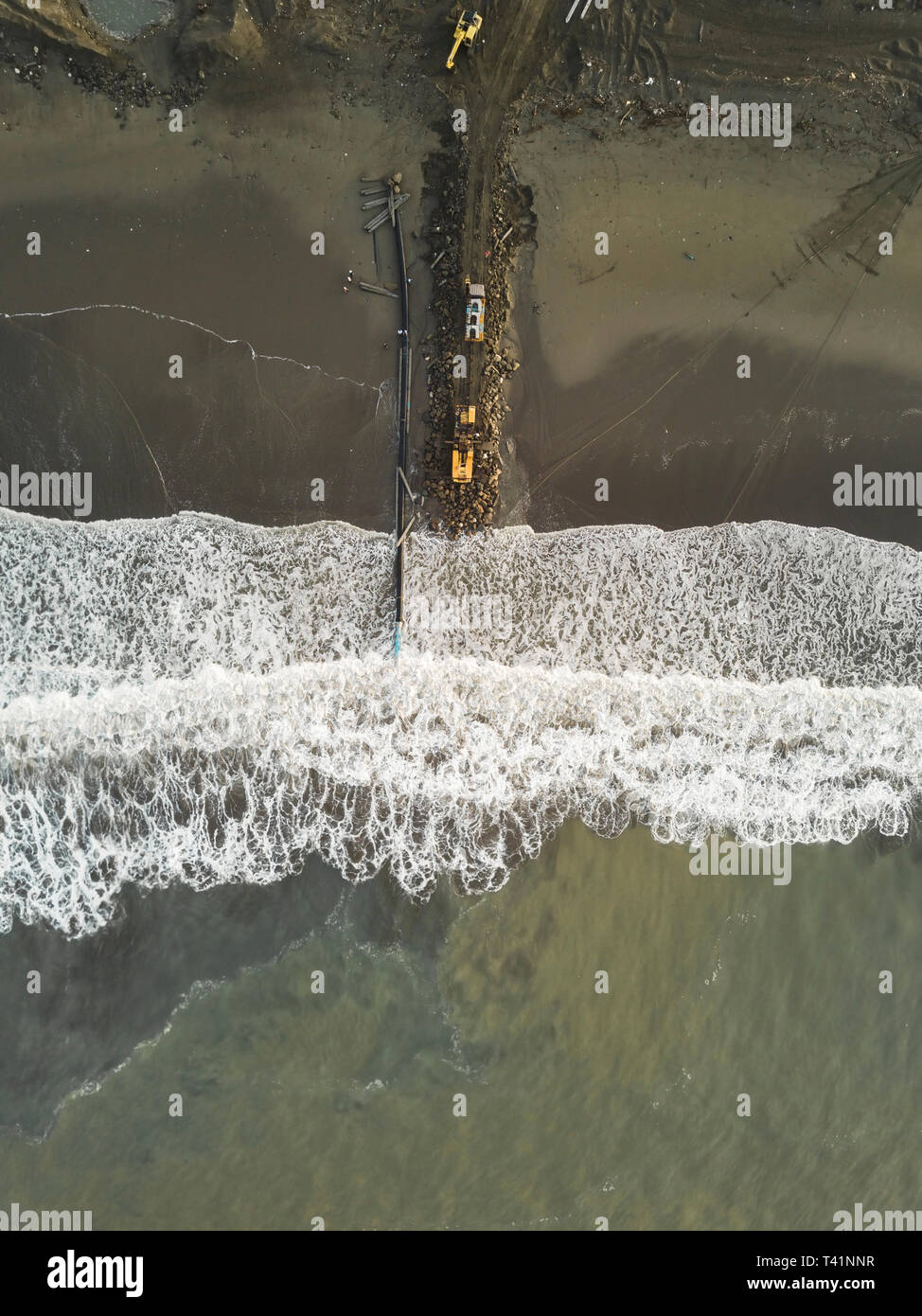 Vue aérienne de la grue au littoral de l'océan. Banque D'Images