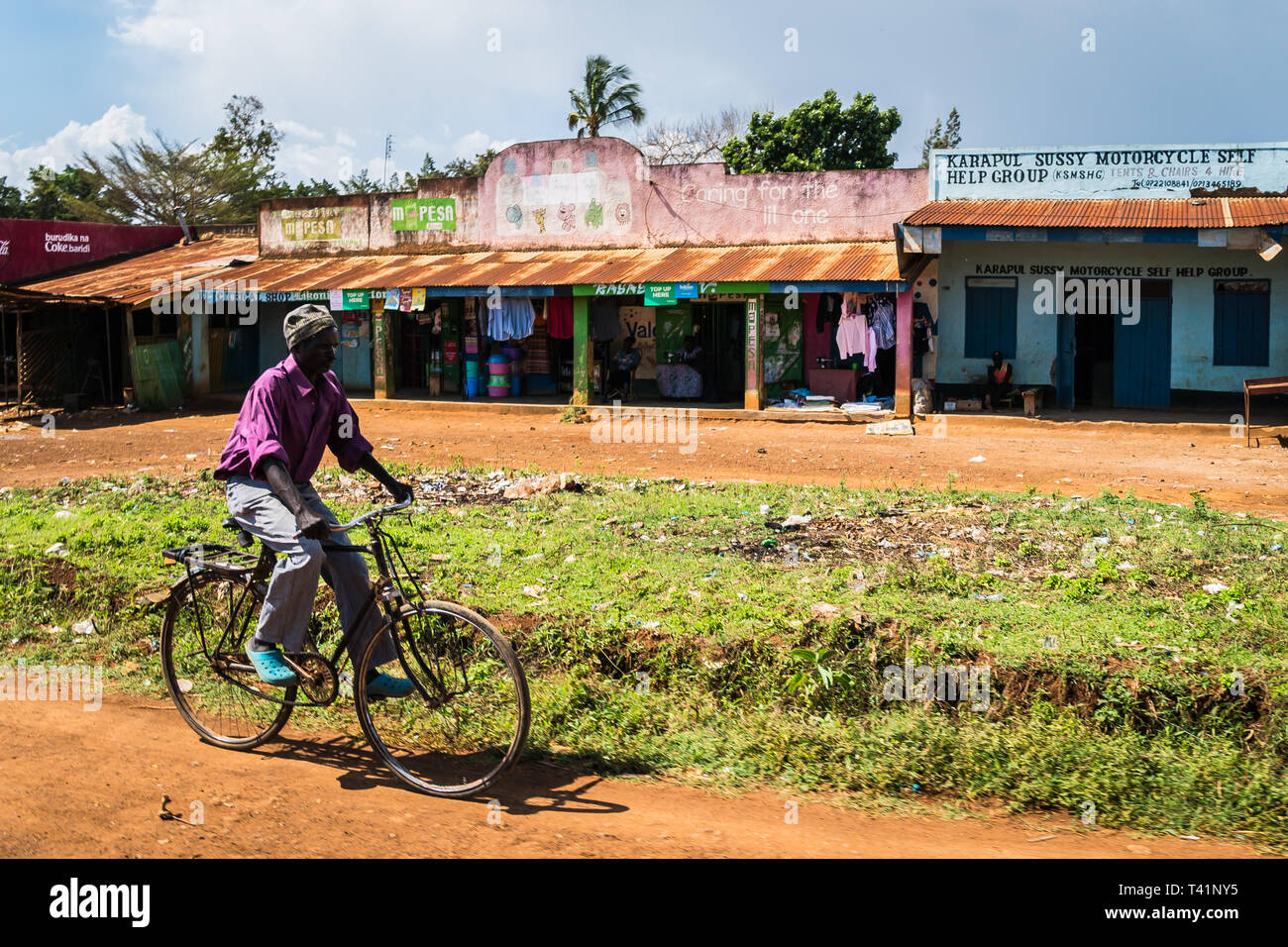 Près de Kisumu, Kenya - 8 mars, 2019 -un homme sur une bicyclette dans la campagne bretonne Banque D'Images