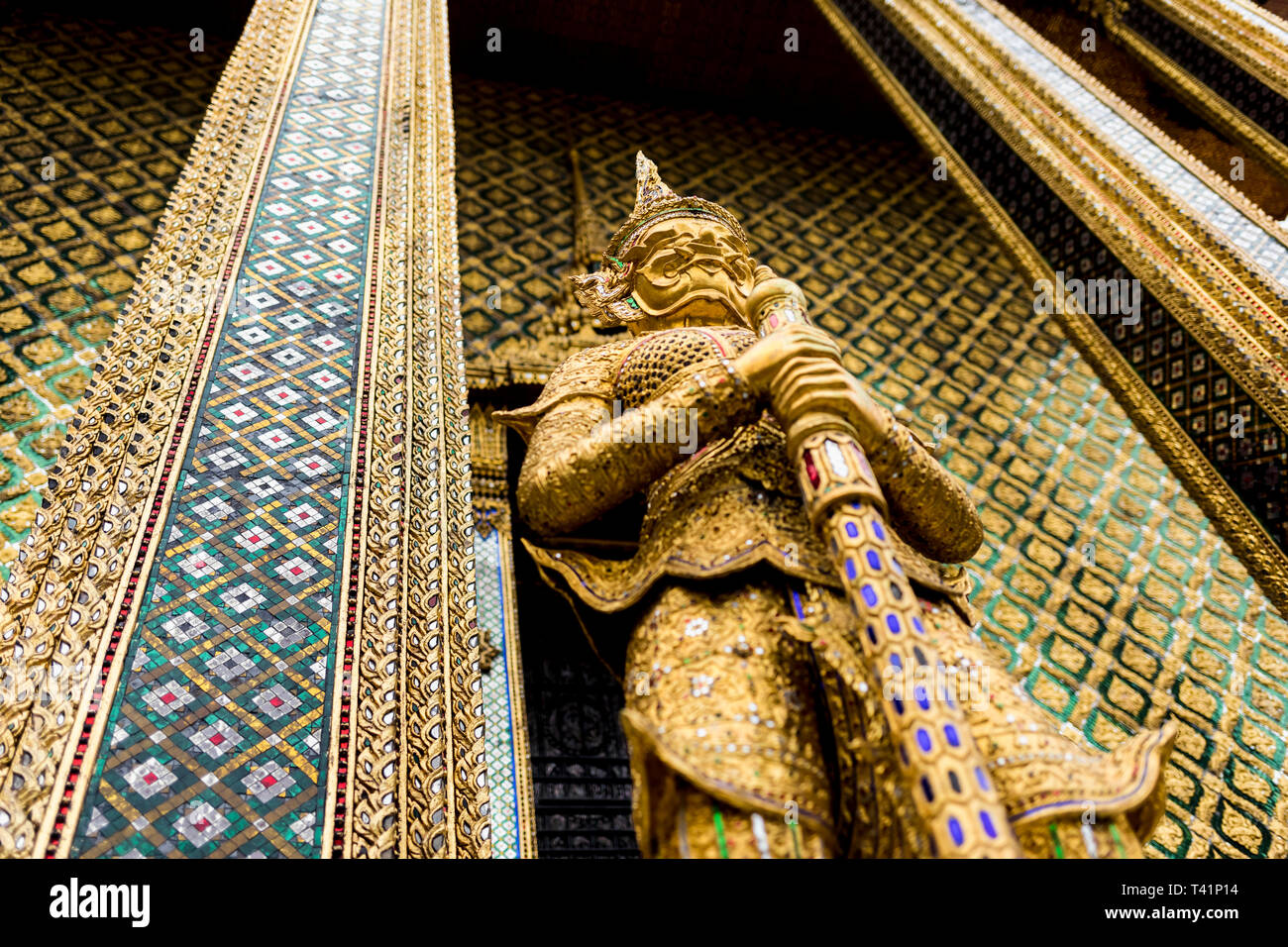 Statue en or au Grand Palais à Bangkok, Thaïlande. Banque D'Images