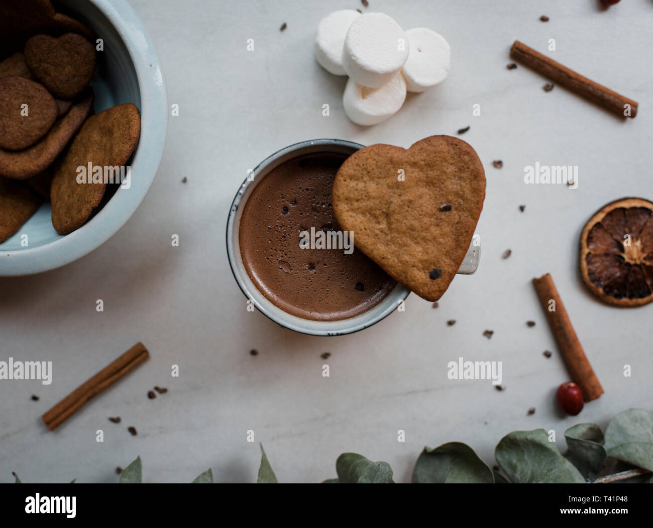 Chocolat chaud avec guimauves et biscuit en forme de coeur Banque D'Images