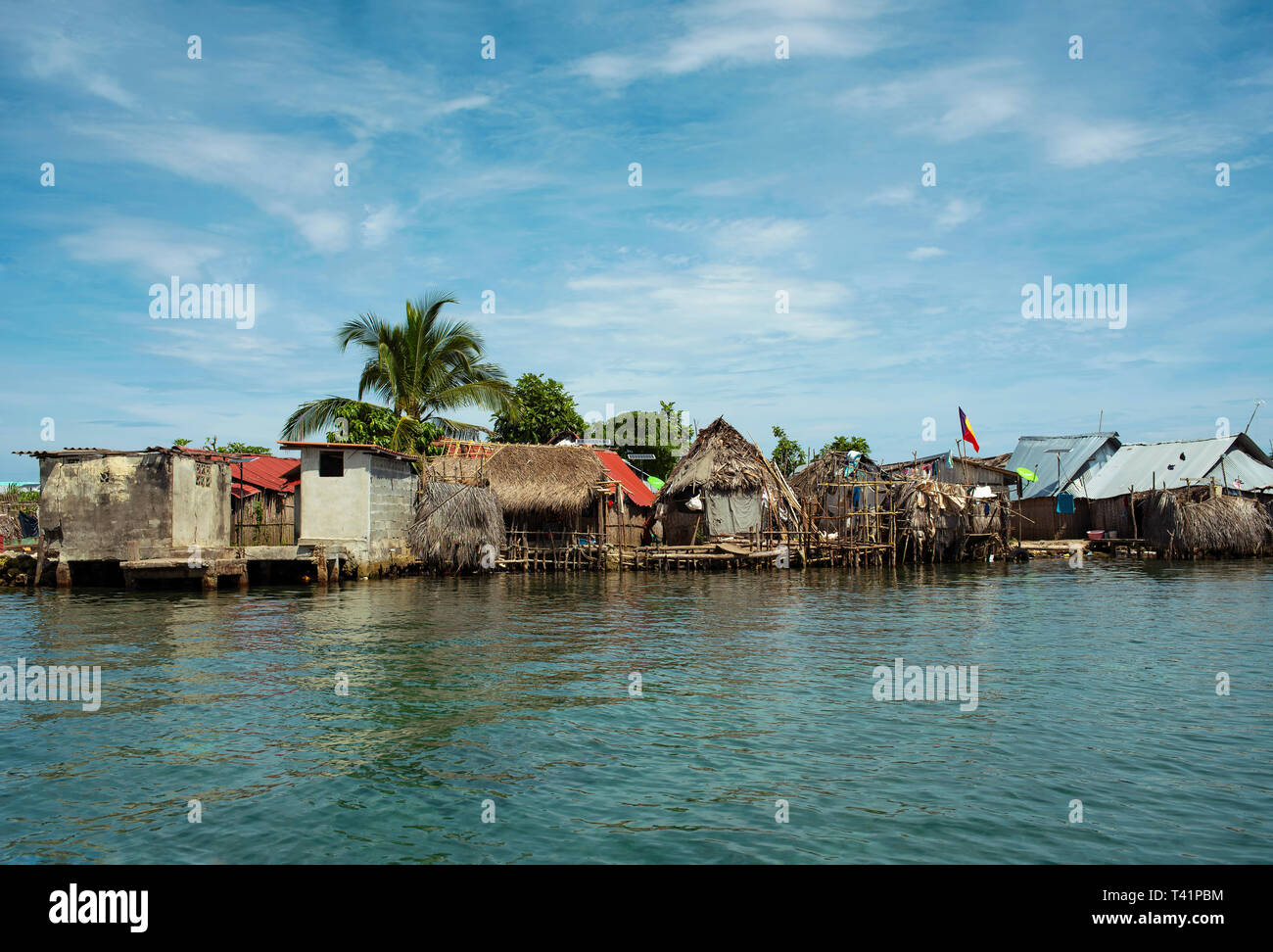Vue front de mer, de l'habitat traditionnel rural (maisons de chaume) dans les populations autochtones ou Kuna Yala Village Guna. Îles San Blas, Panama. Oct 2018 Banque D'Images