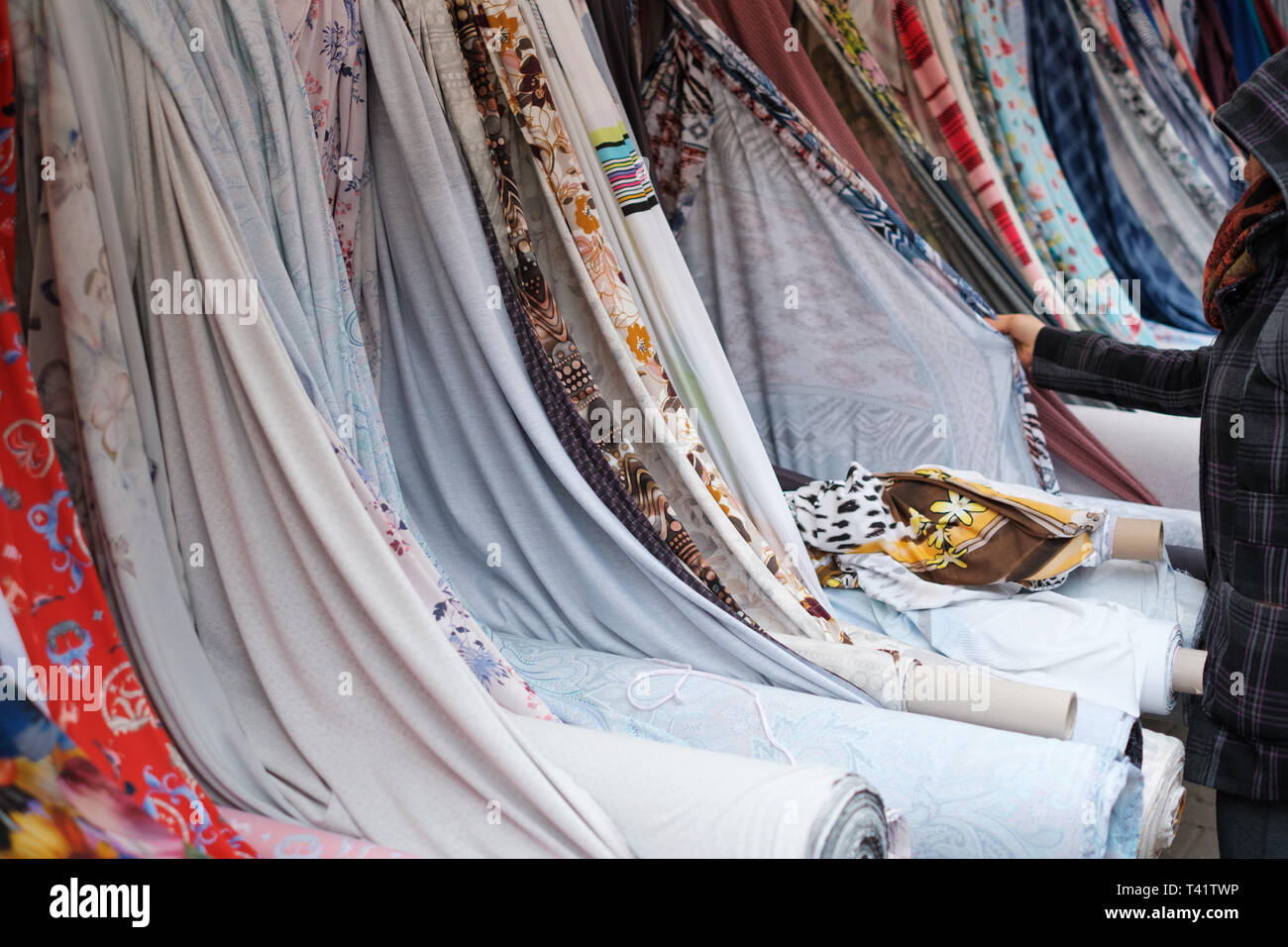 Achat femme textile, rouleaux de tissus et textiles sur market Banque D'Images