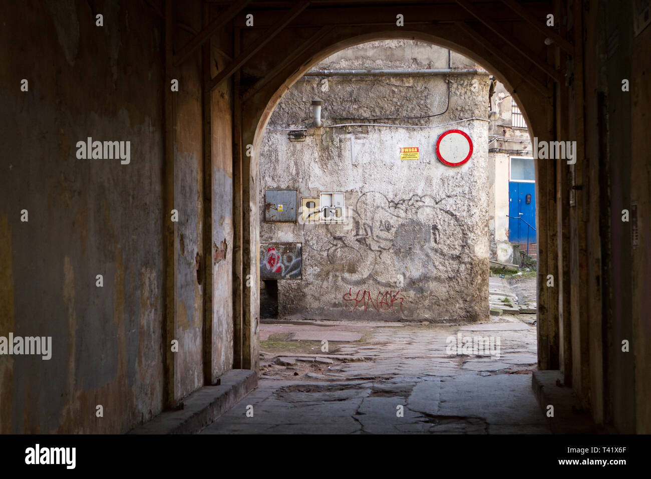 Entrée de cour intérieure d'un ancien immeuble européen. Banque D'Images